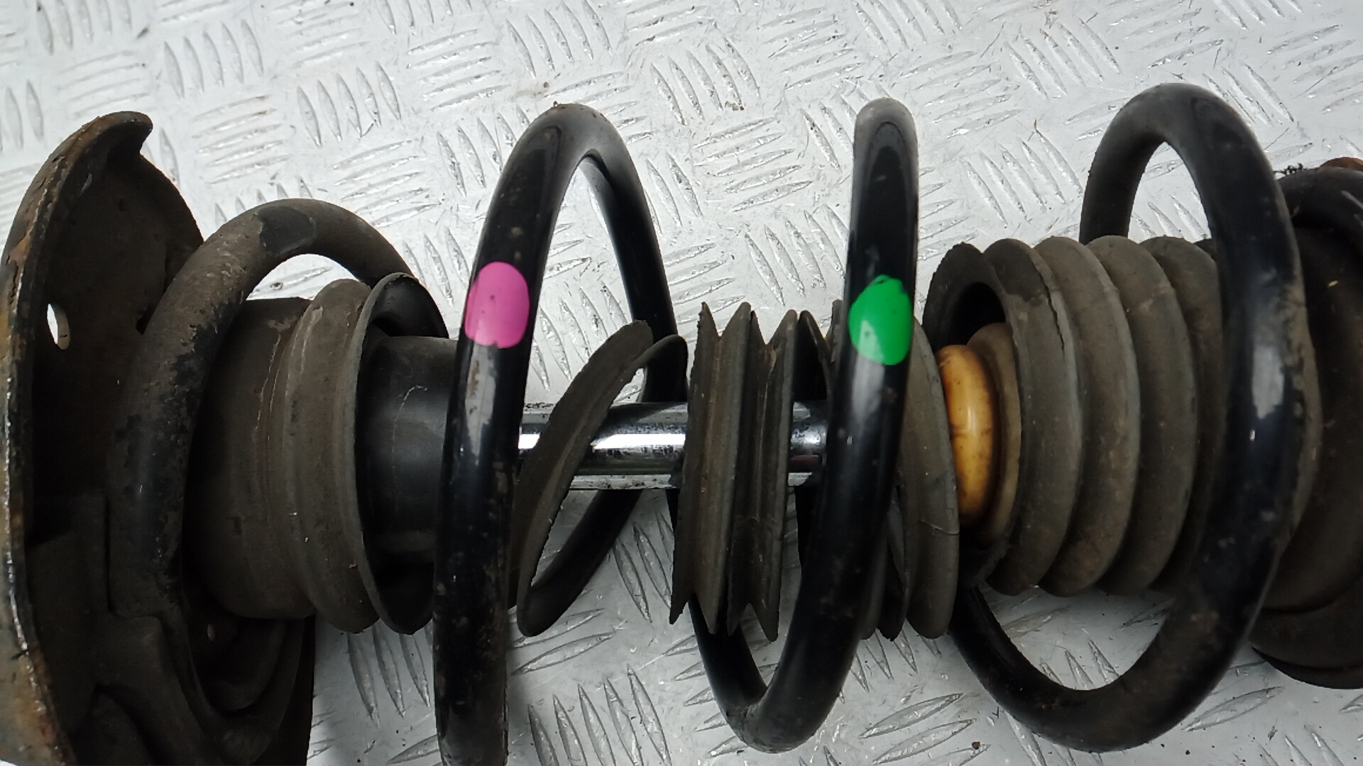 Амортизатор передний левый