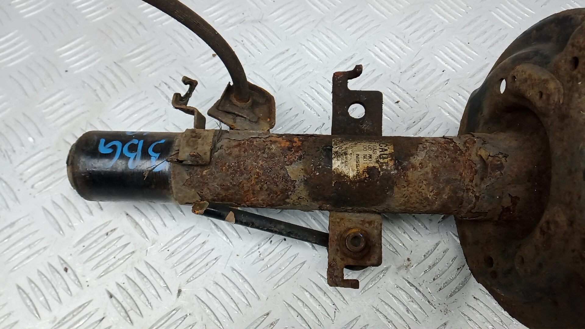 Амортизатор передний левый