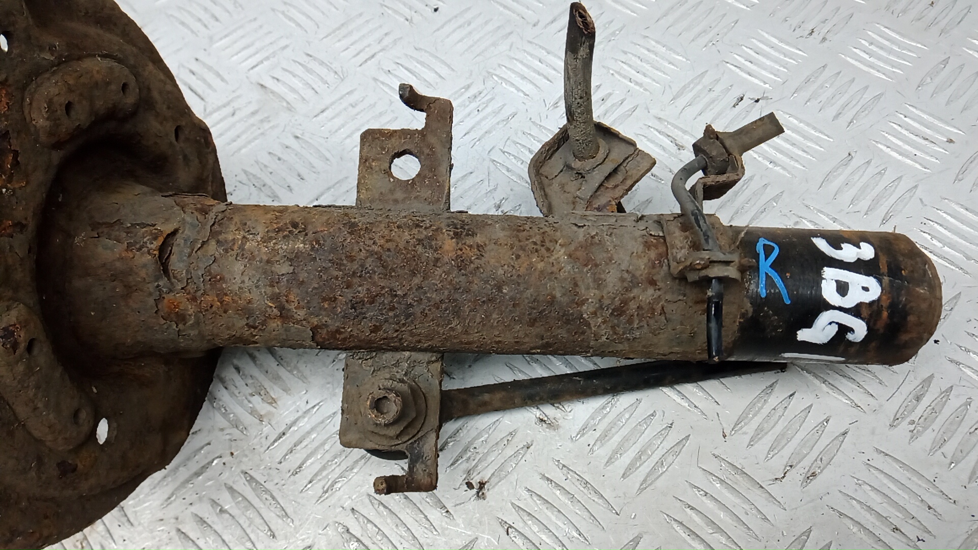 Амортизатор передний правый