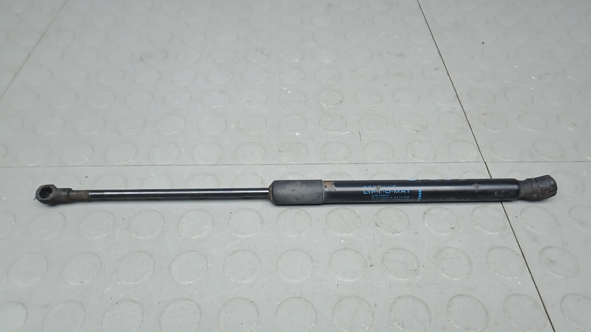 Амортизатор двери багажника