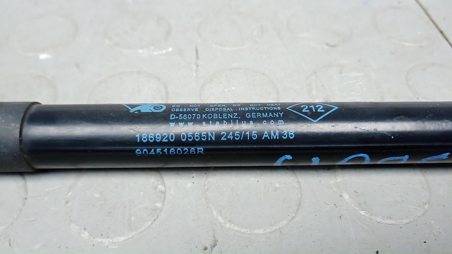 Амортизатор двери багажника