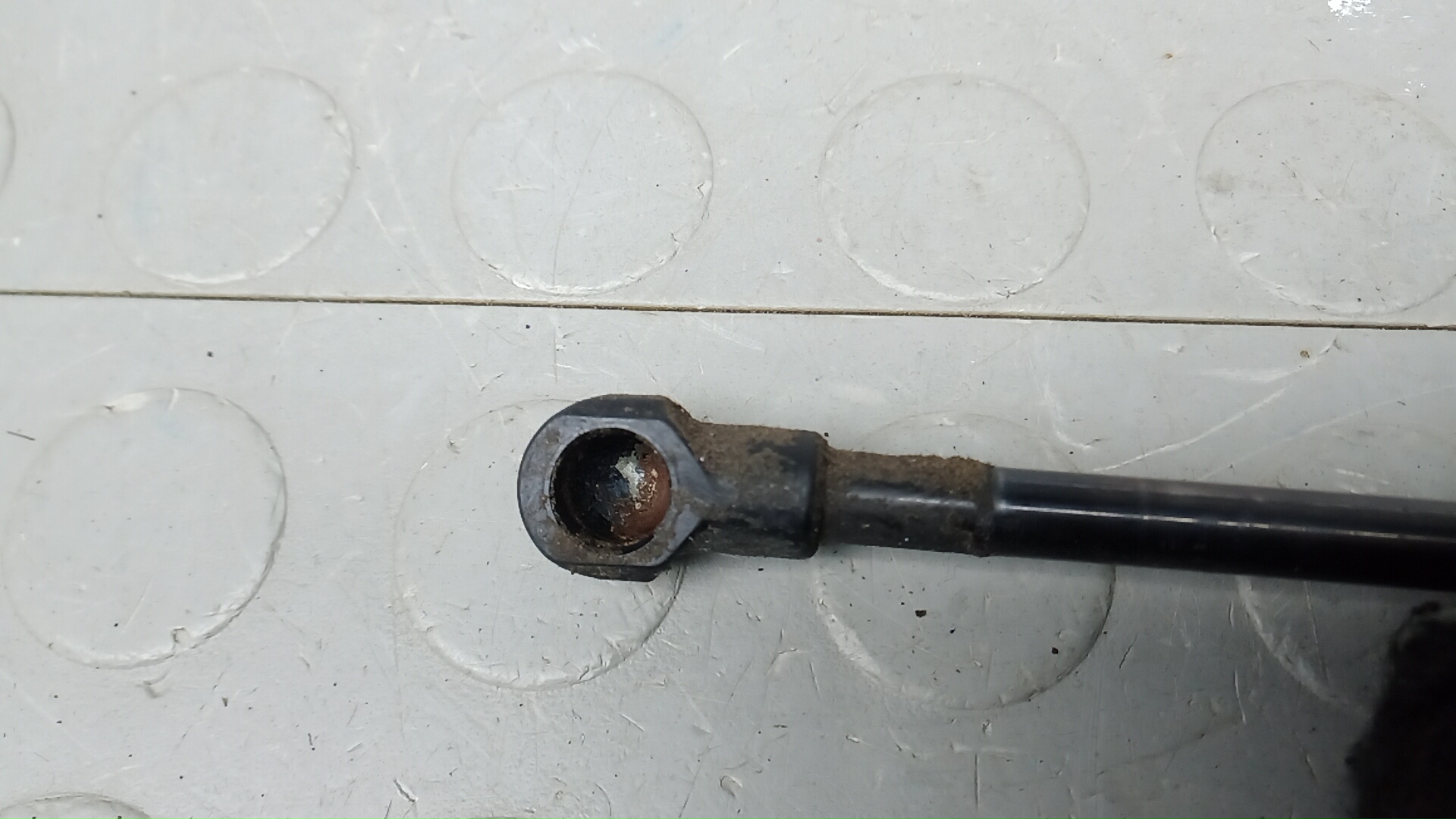 Амортизатор двери багажника