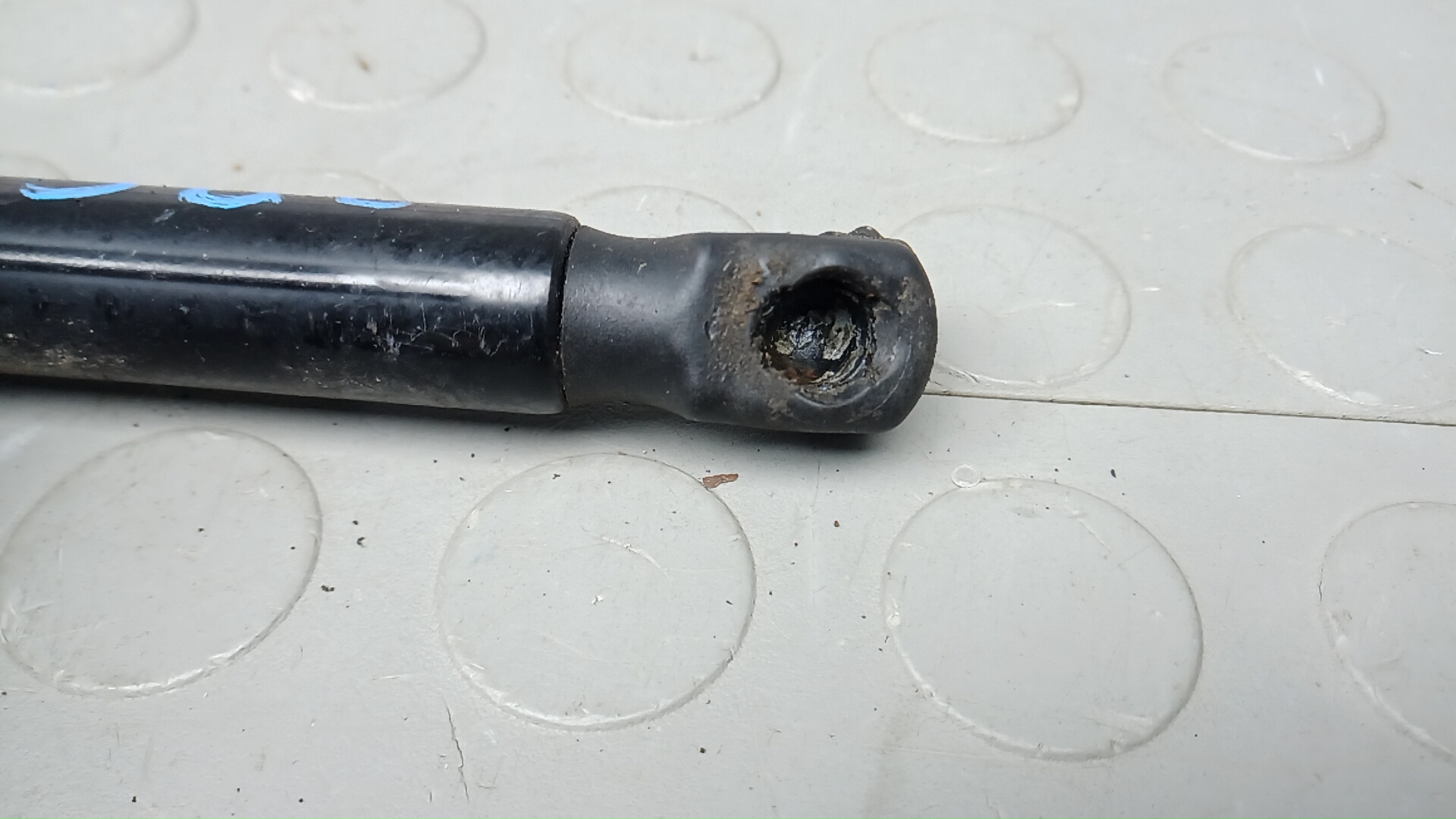 Амортизатор двери багажника