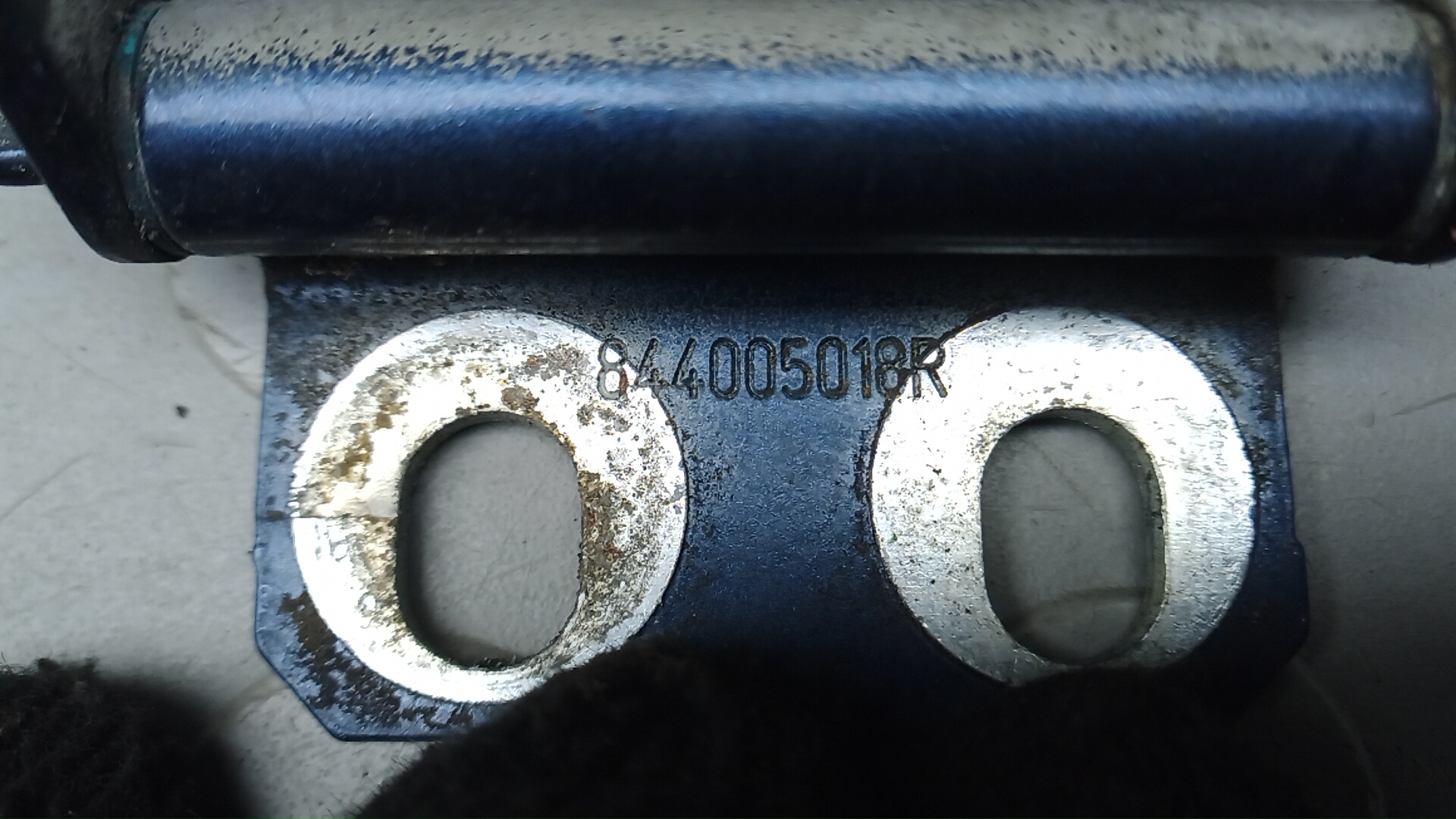 Петля крышки багажника