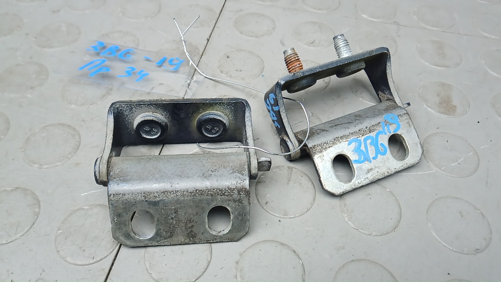 Петля крышки багажника