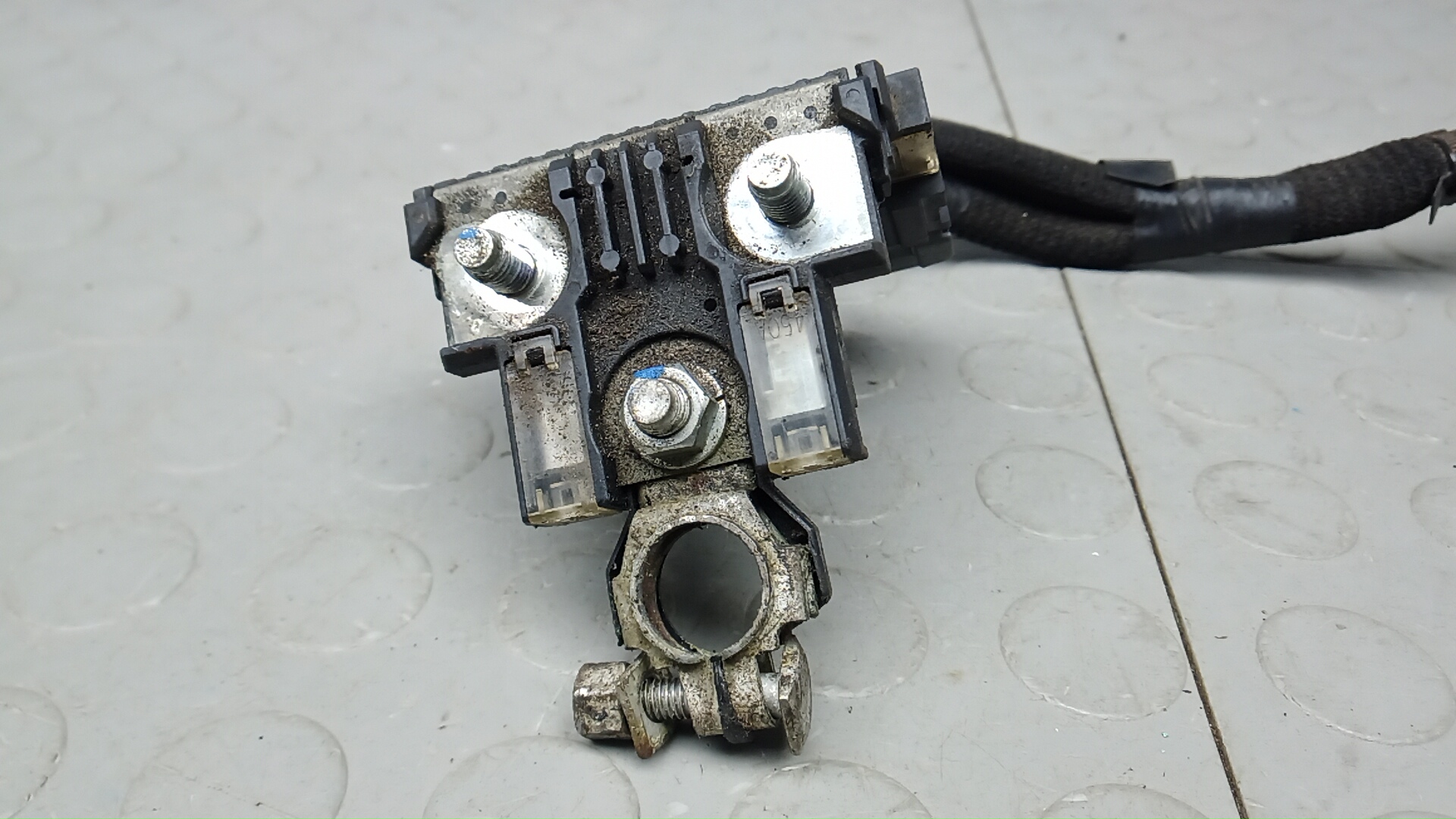 Клемма аккумулятора +