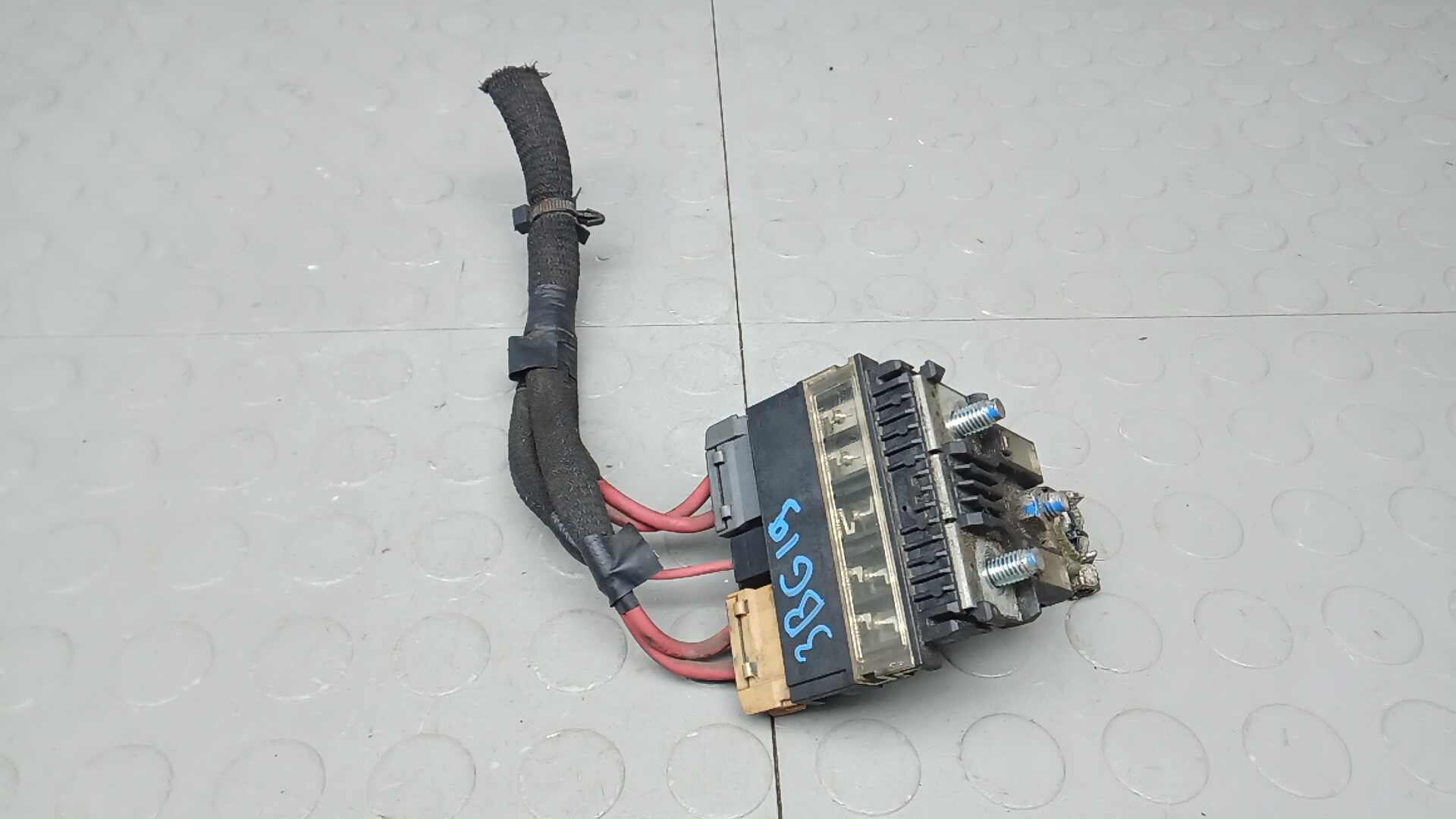 Клемма аккумулятора +