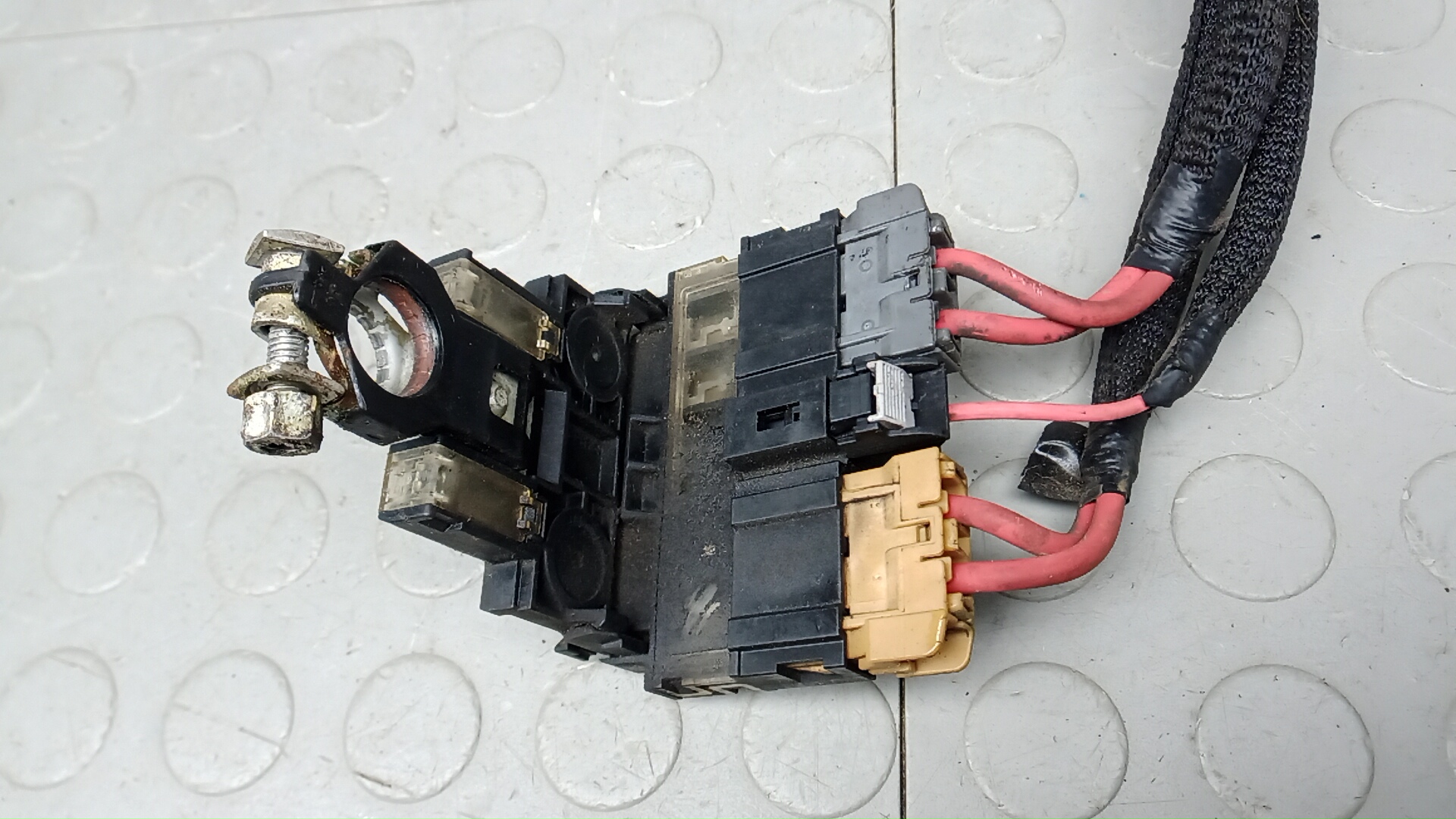 Клемма аккумулятора +