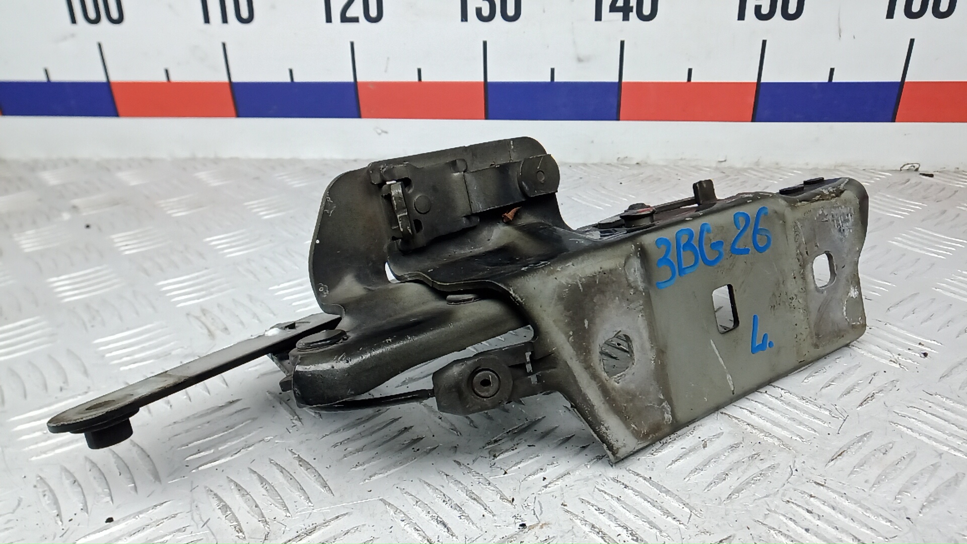 Петля капота