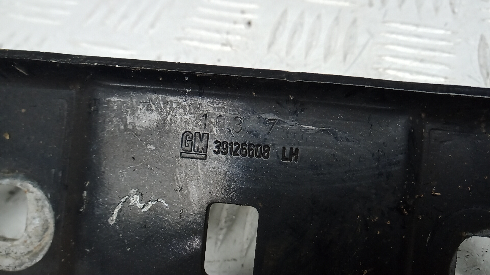 Петля капота