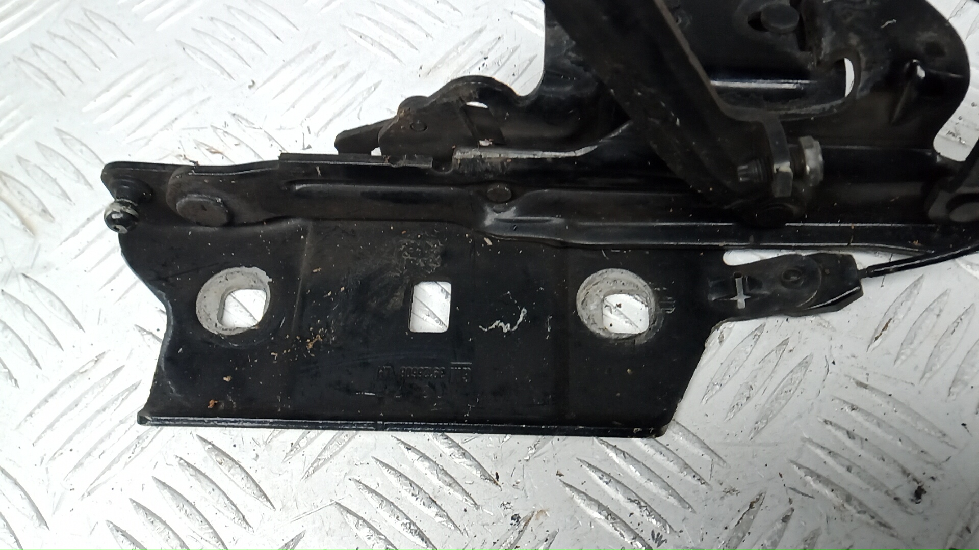 Петля капота