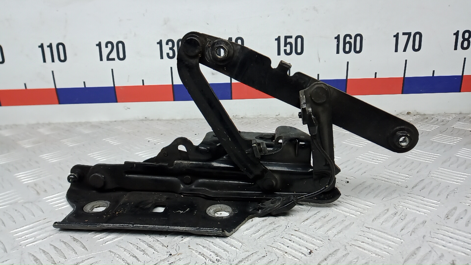 Петля капота