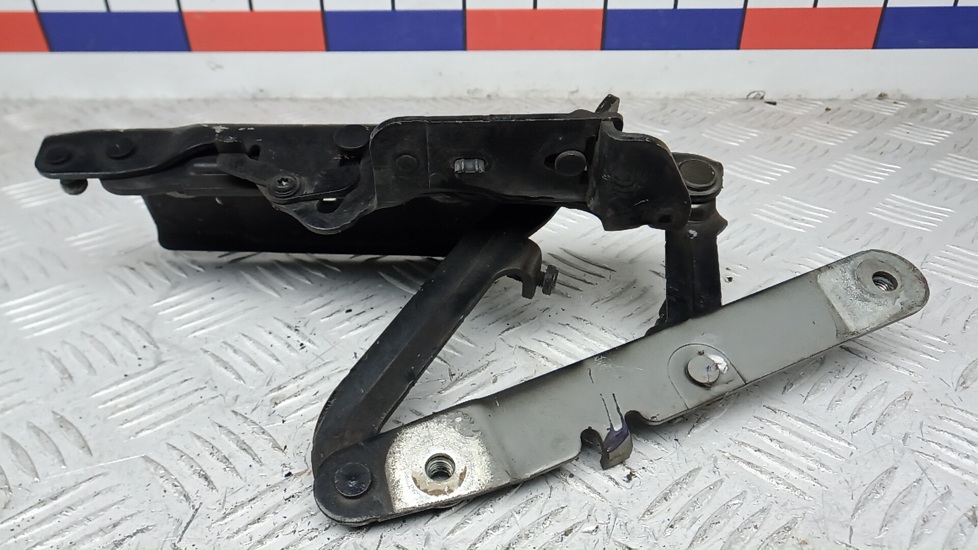 Петля капота