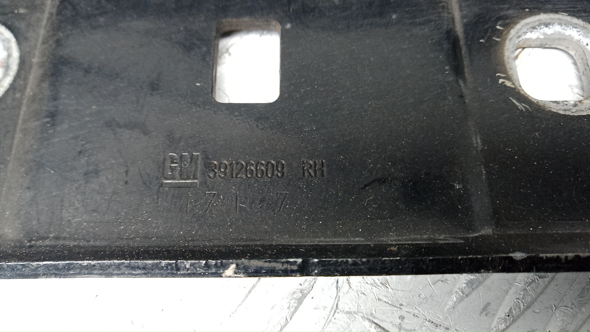 Петля капота