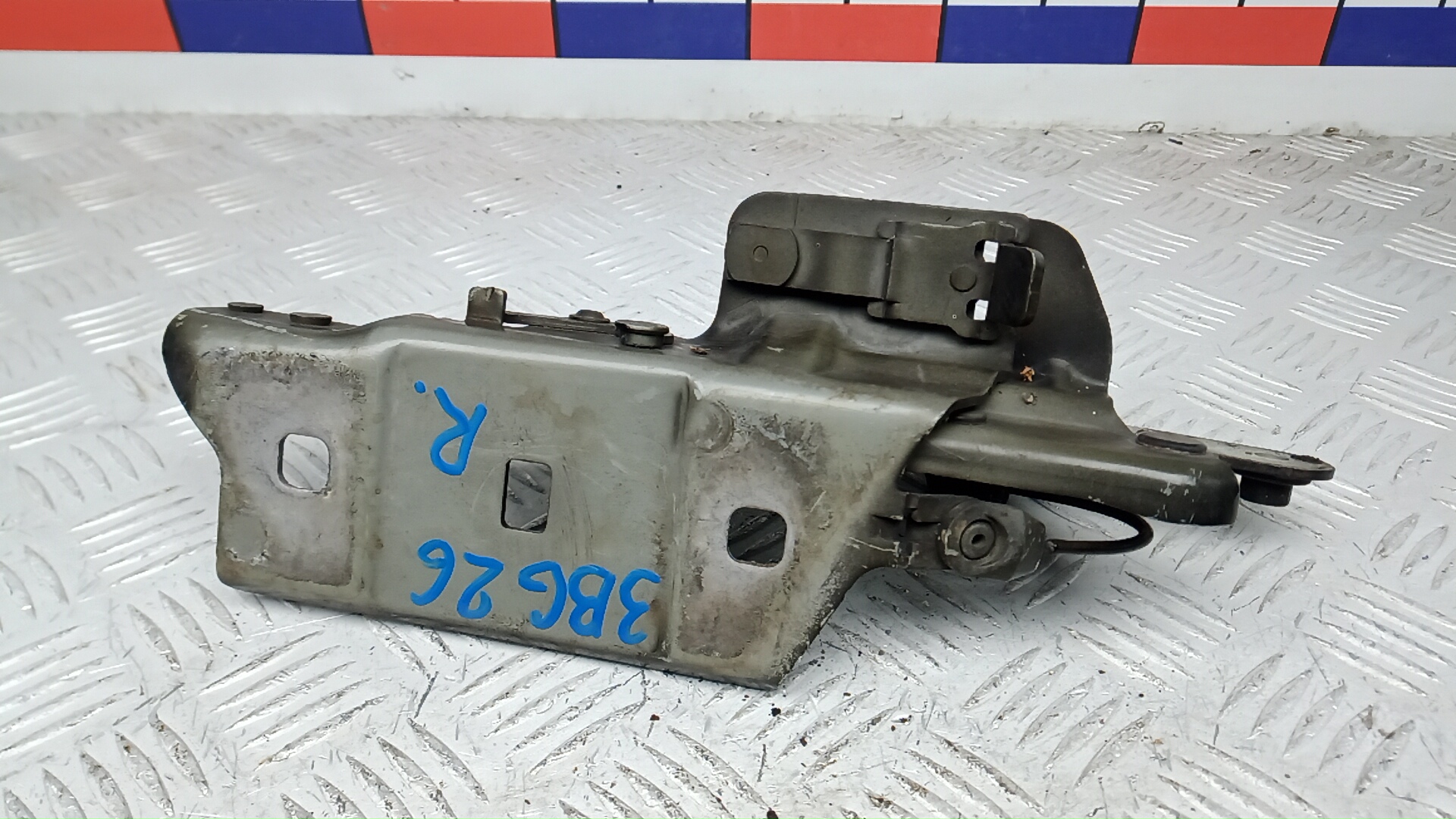 Петля капота