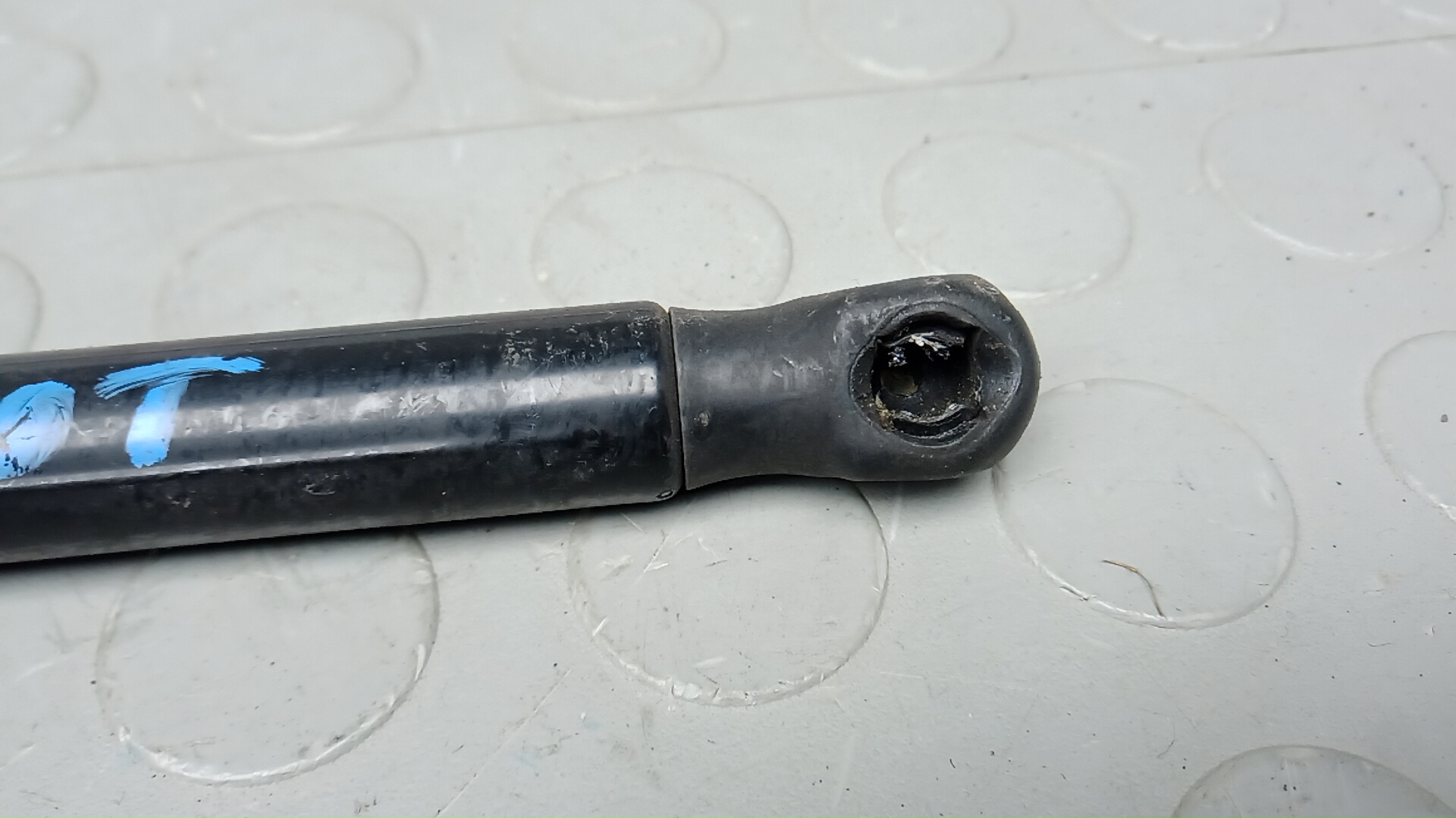 Амортизатор капота