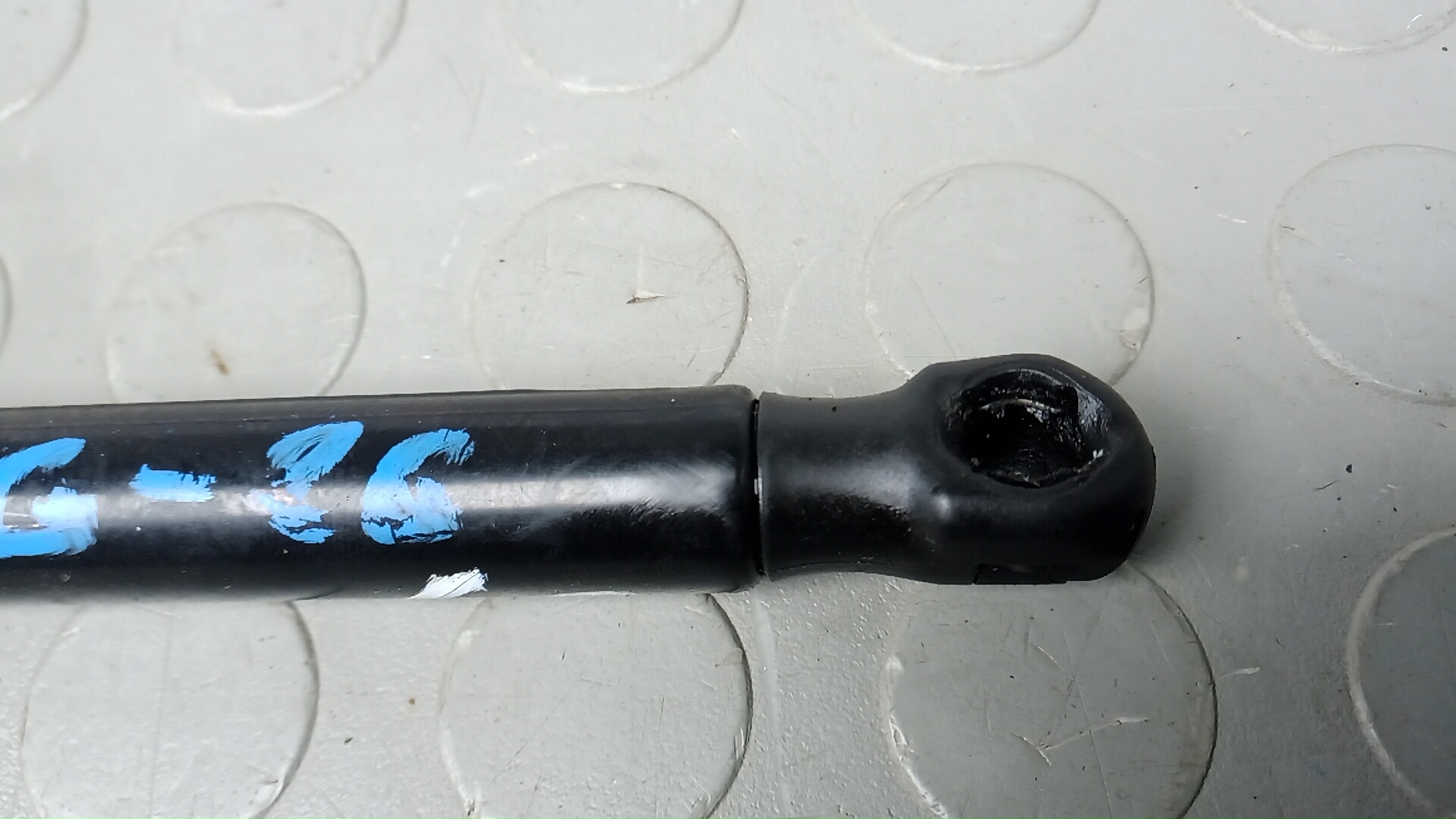 Амортизатор капота