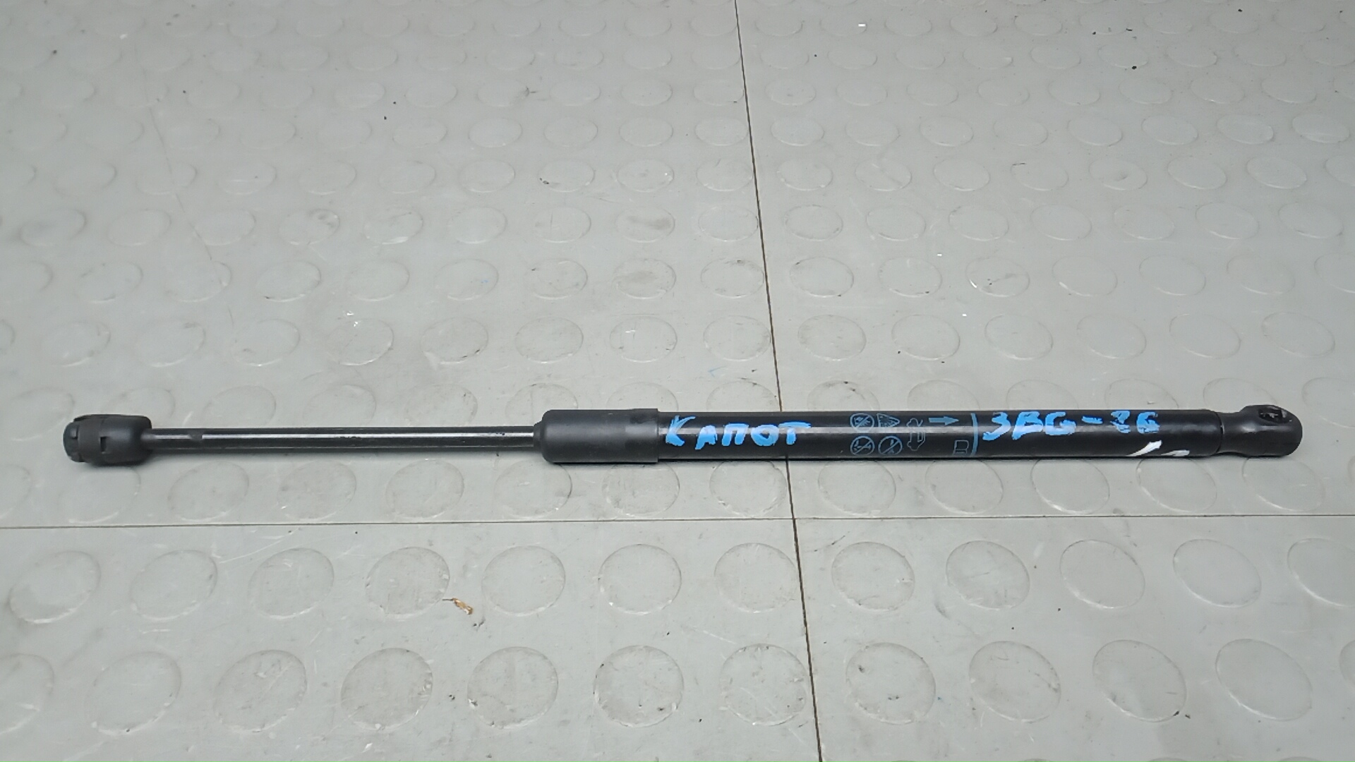 Амортизатор капота