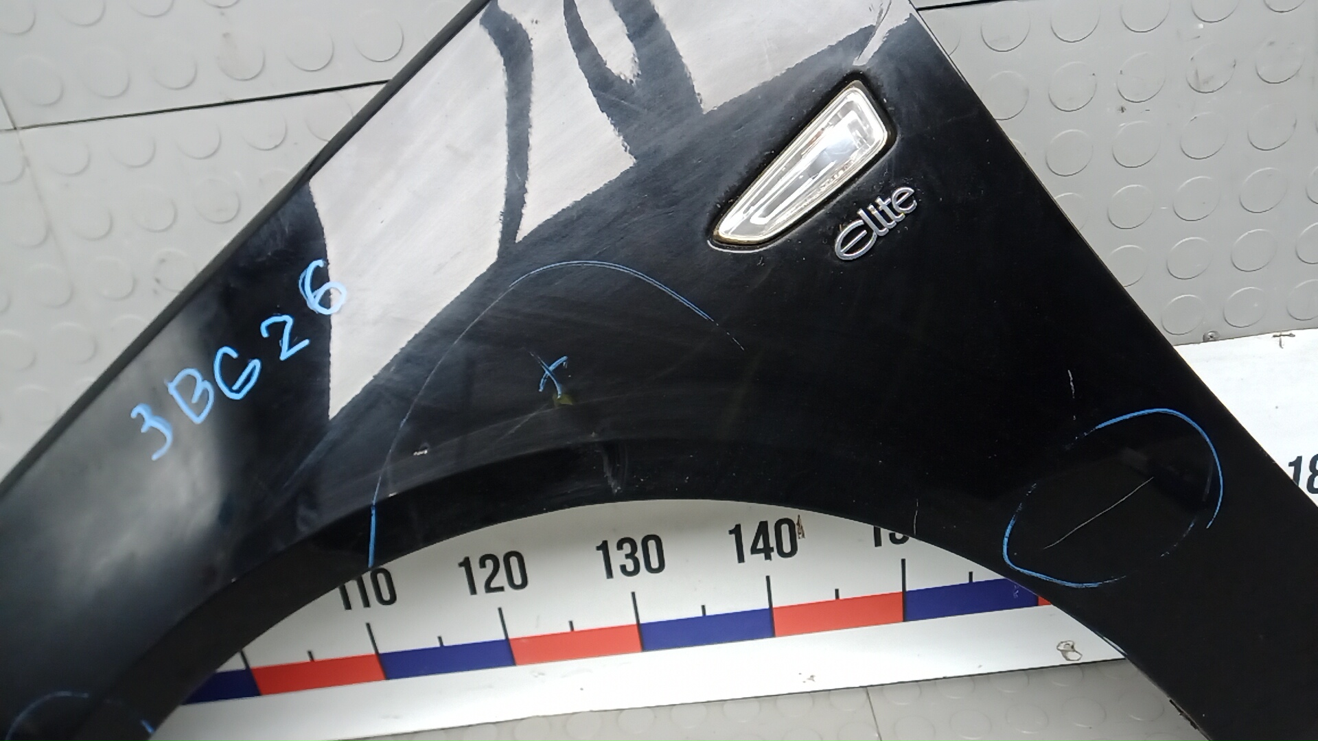 Крыло переднее левое