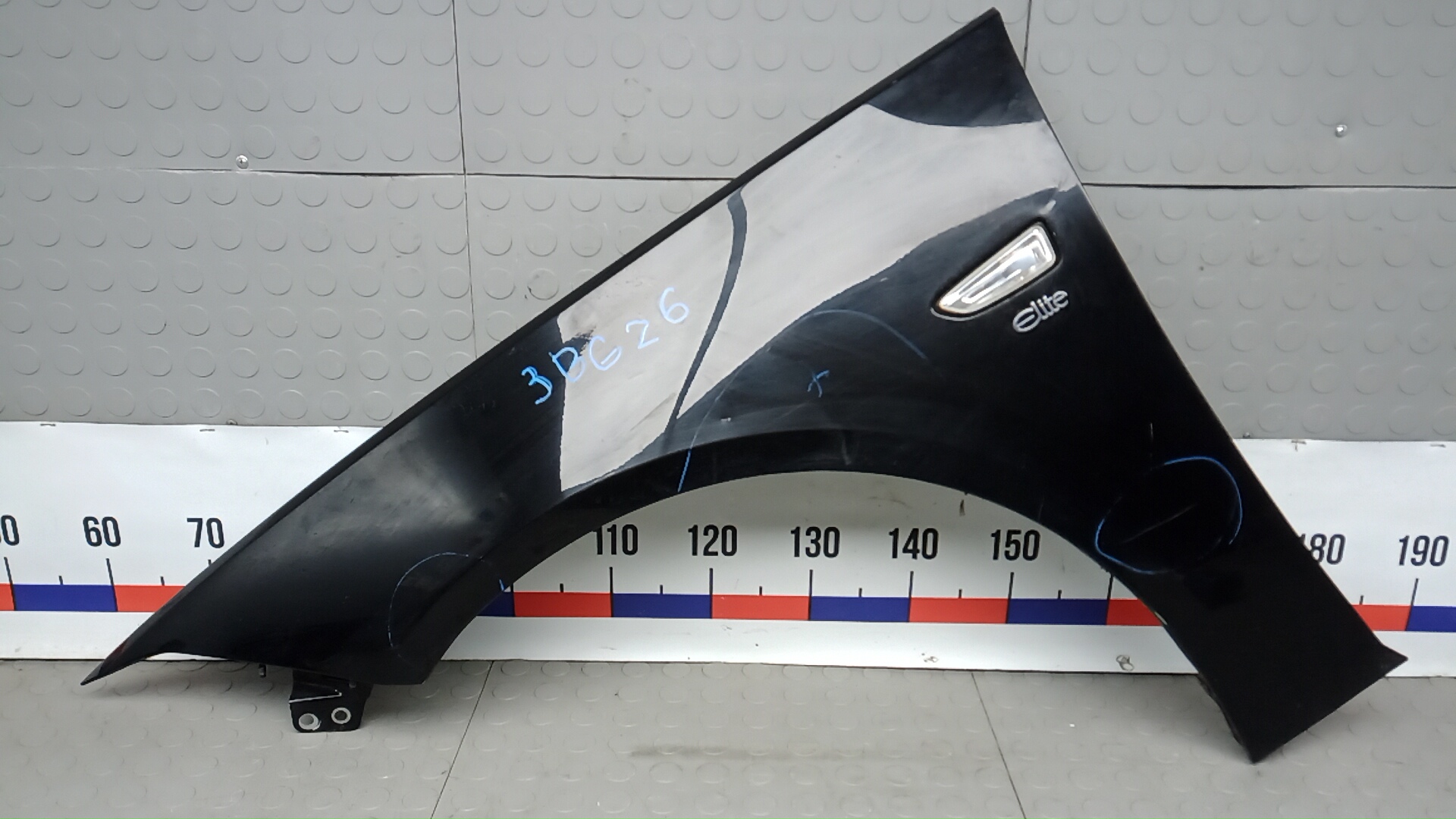 Крыло переднее левое