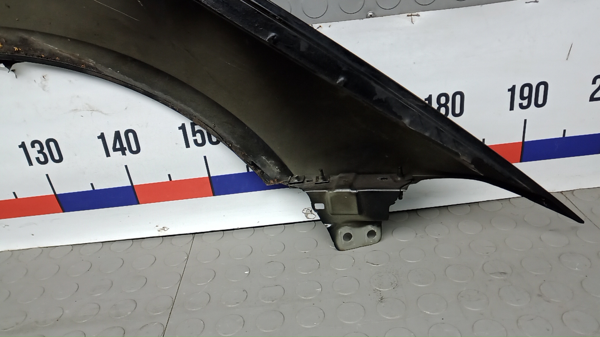 Крыло переднее левое