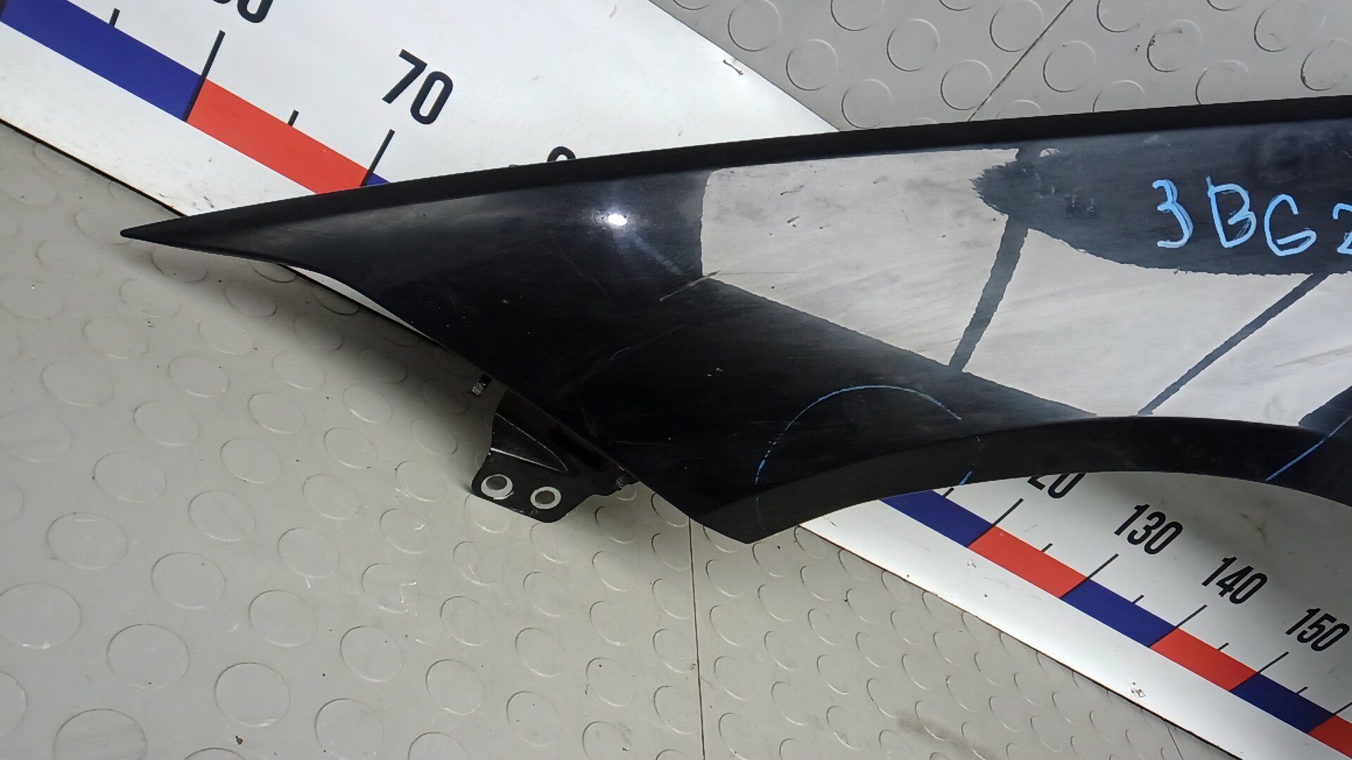 Крыло переднее левое