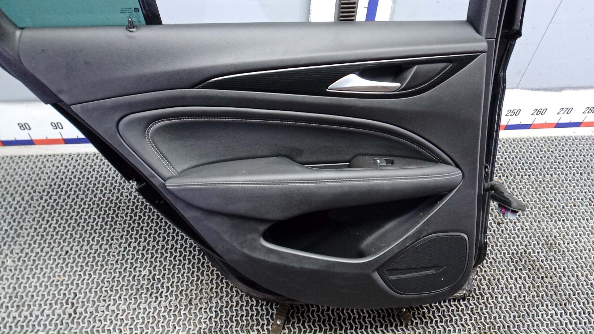 Дверь задняя левая