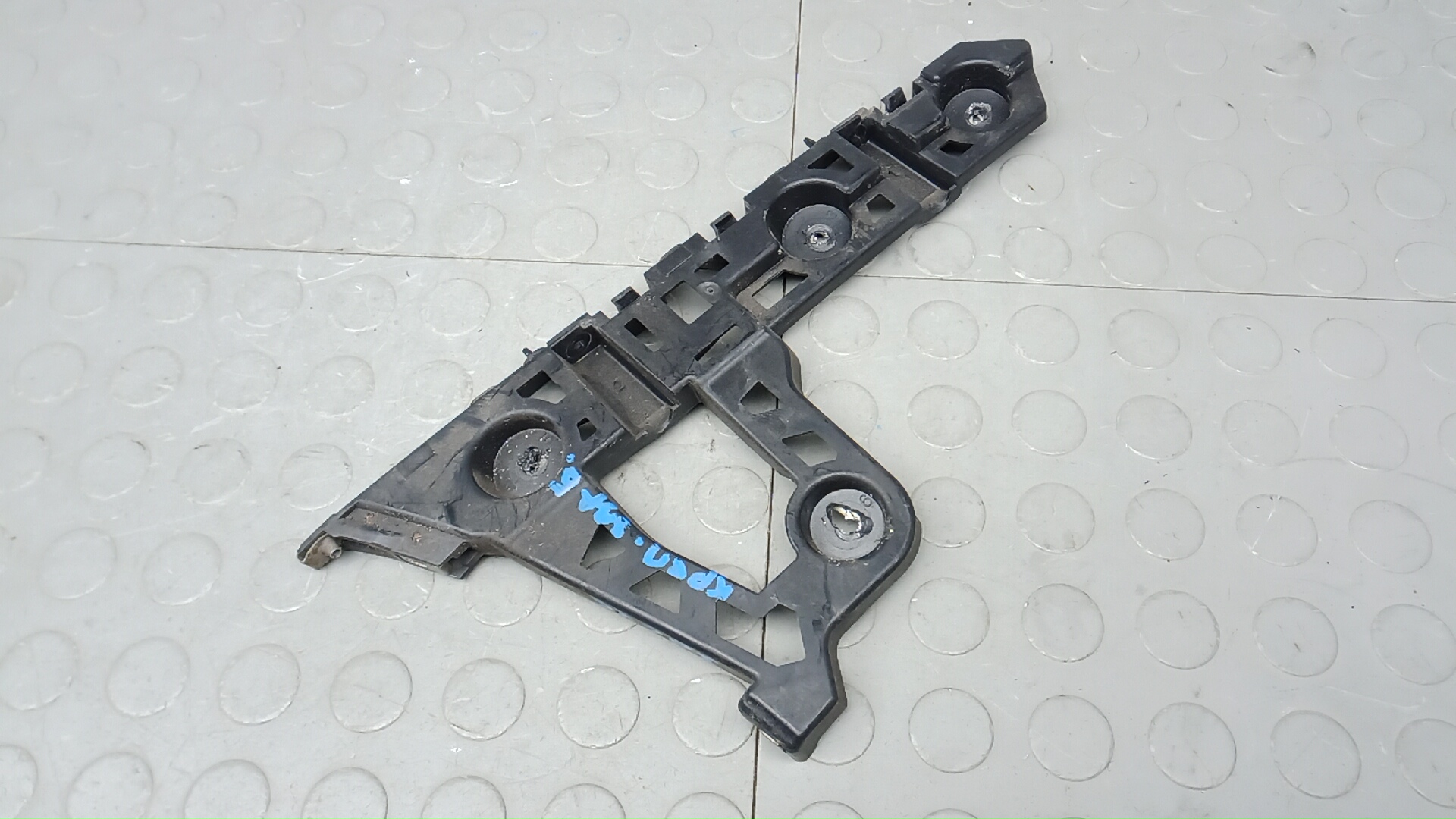 Кронштейн заднего бампера