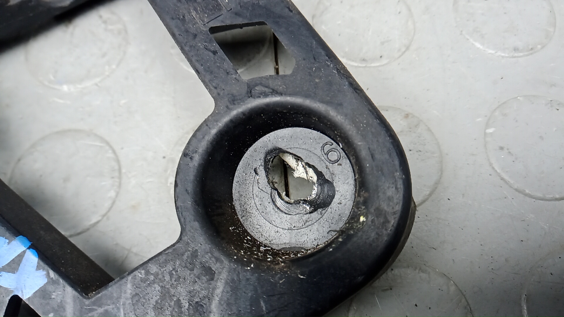 Кронштейн заднего бампера