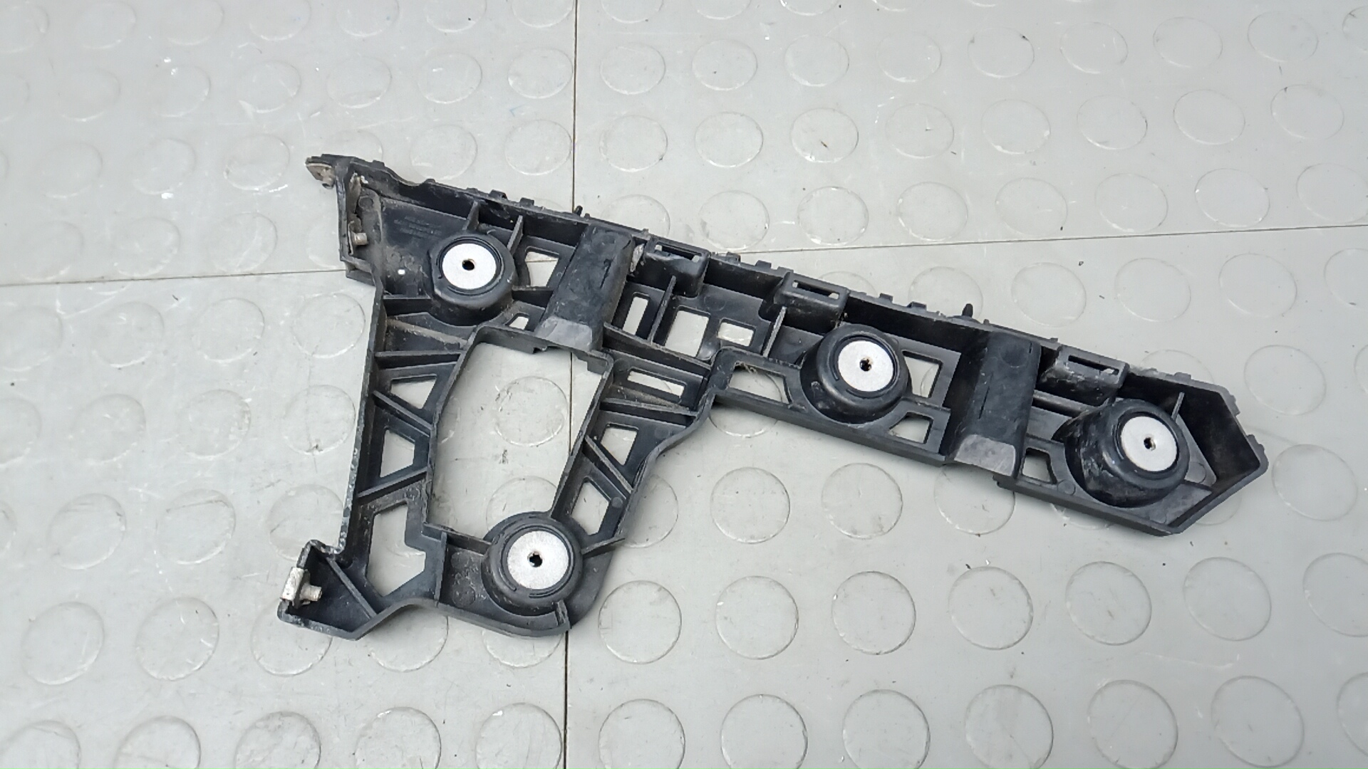 Кронштейн заднего бампера