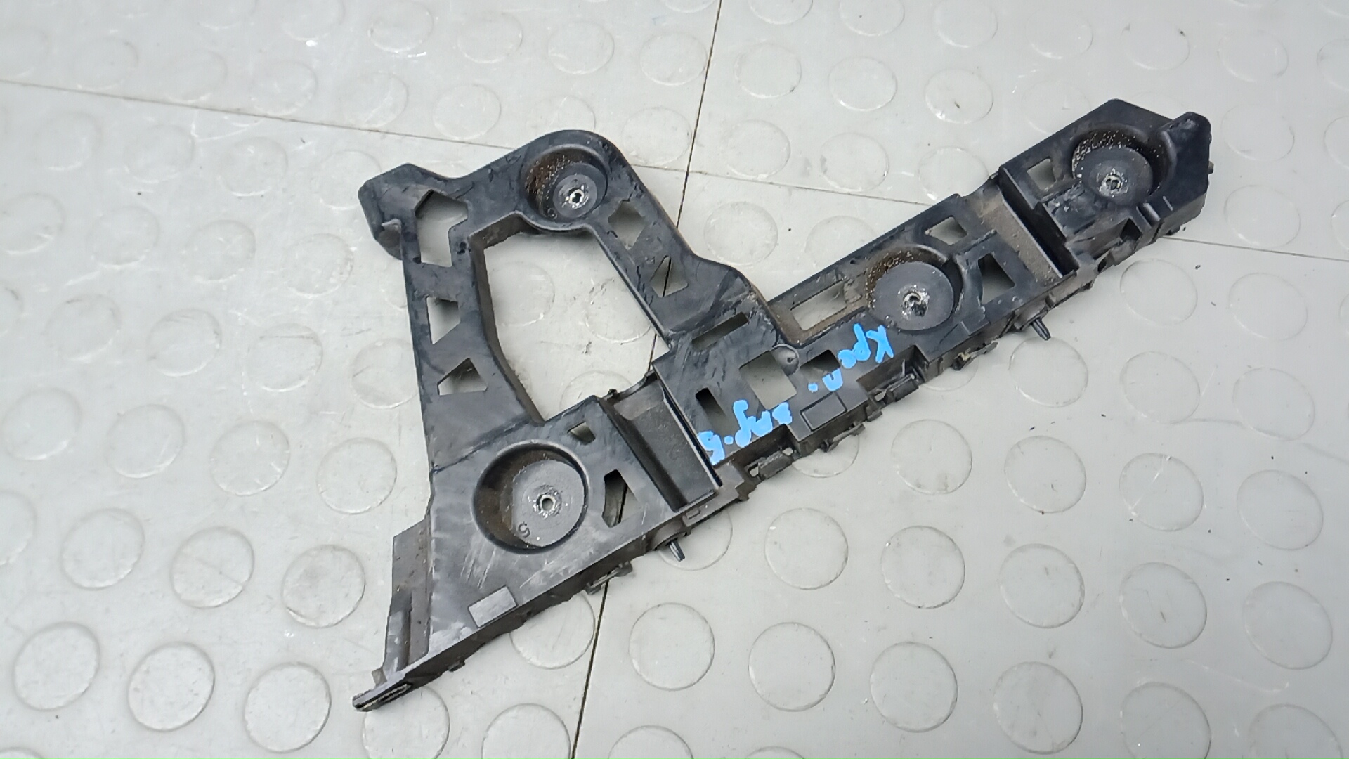 Кронштейн заднего бампера