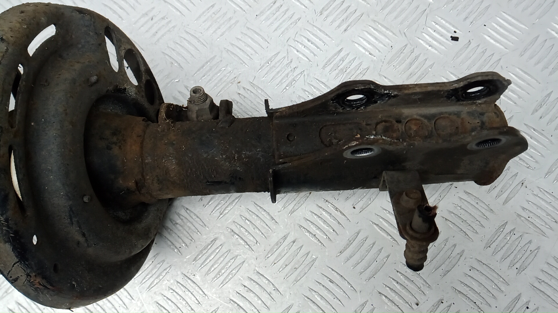 Амортизатор передний левый