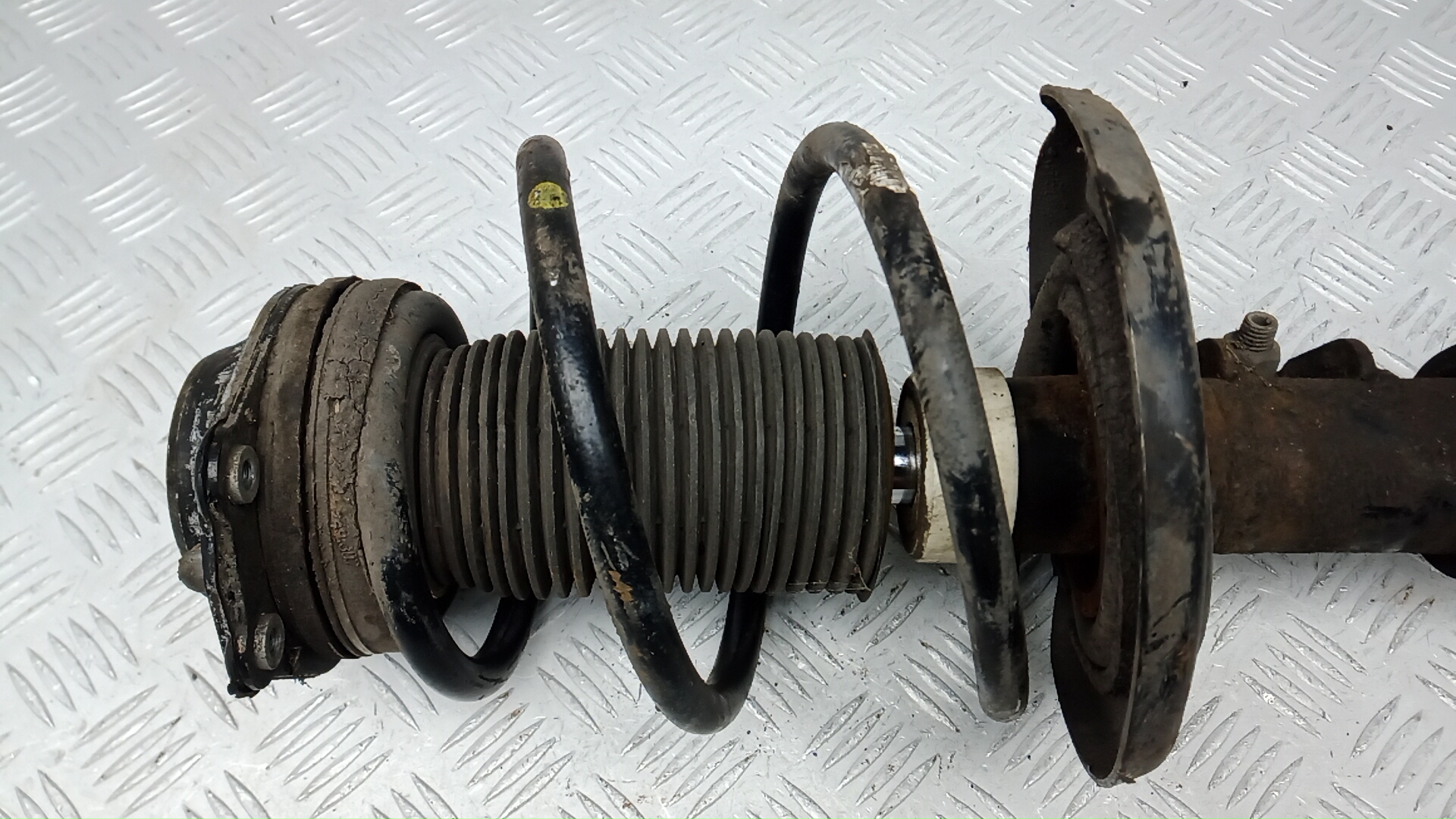 Амортизатор передний левый