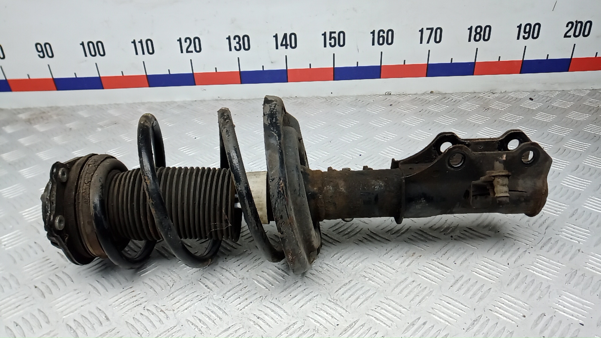 Амортизатор передний левый