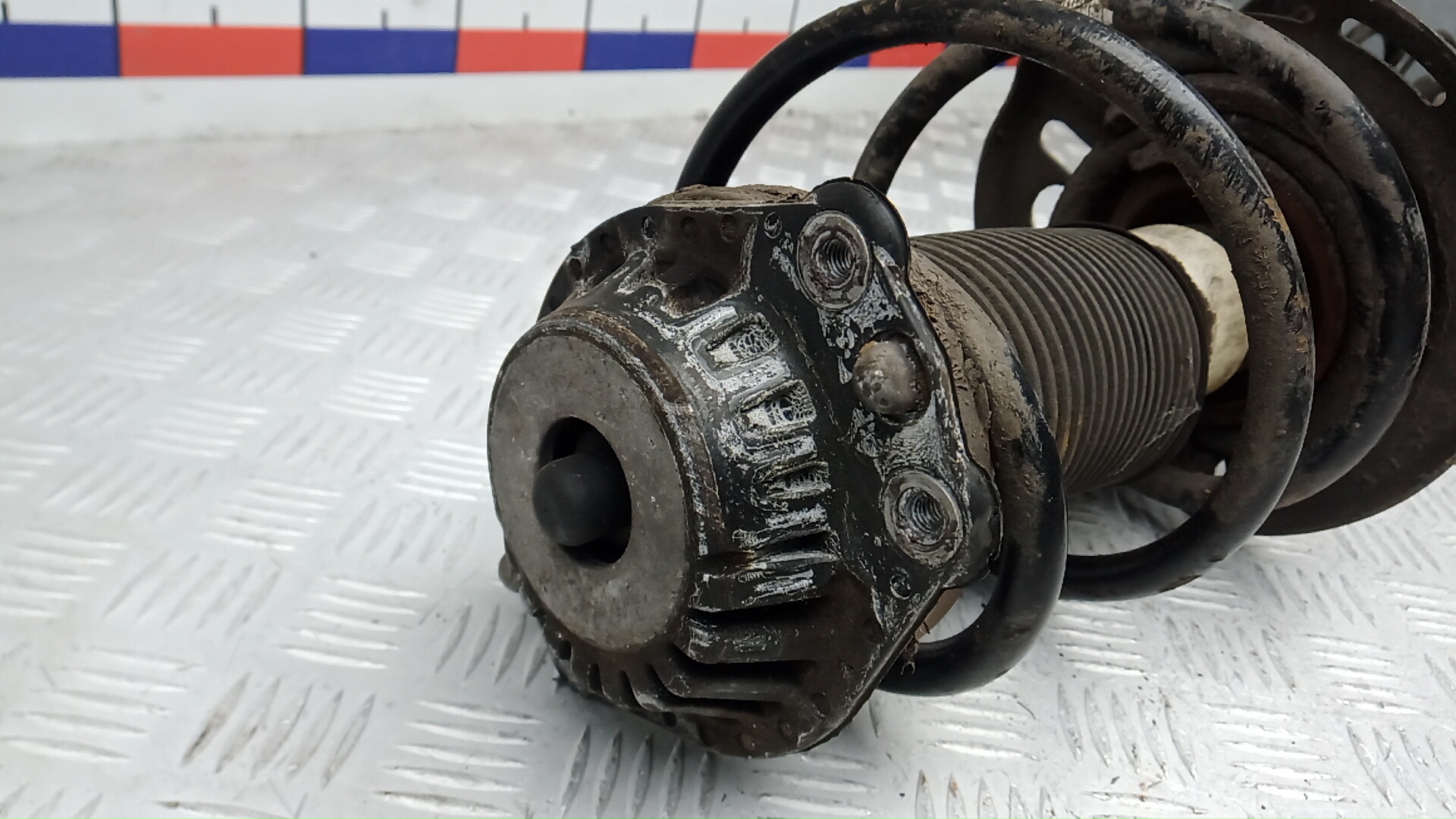 Амортизатор передний левый