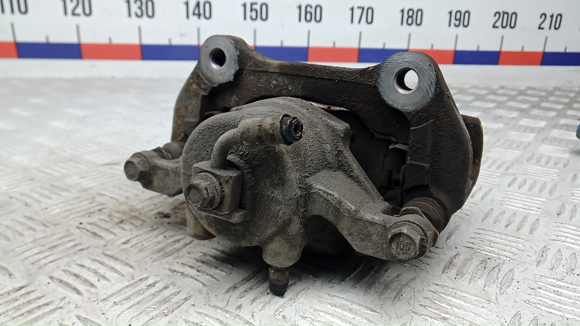 Суппорт передний левый