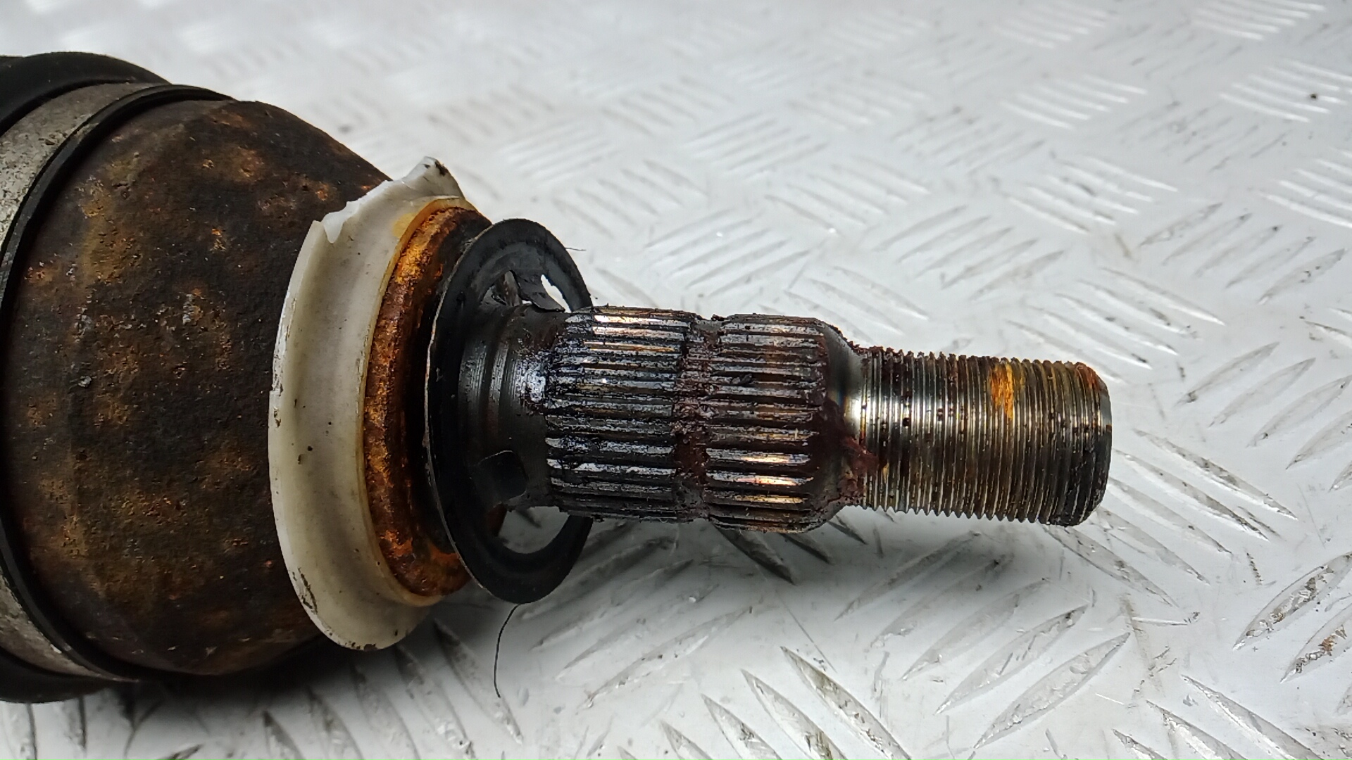 Полуось передняя левая