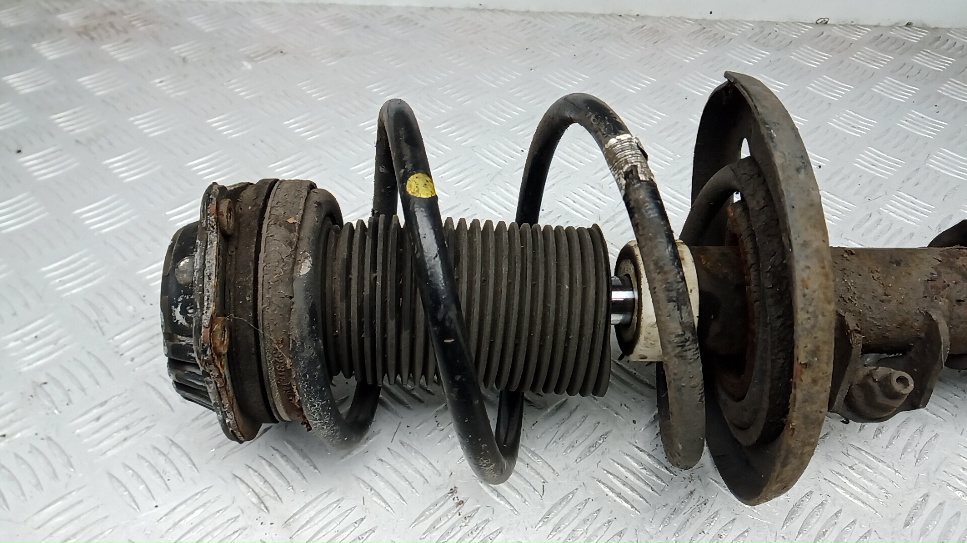 Амортизатор передний правый