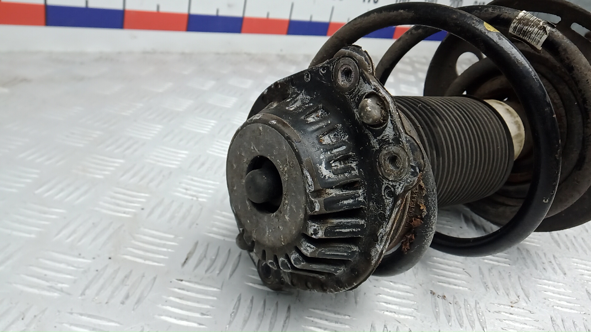 Амортизатор передний правый