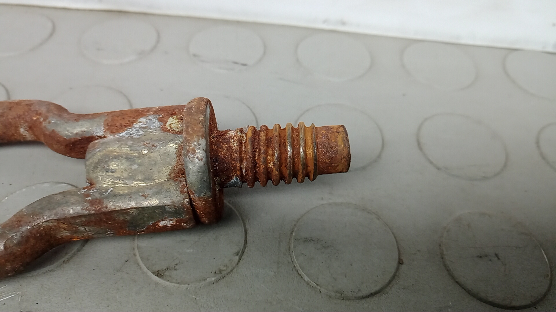 Крюк буксировочный