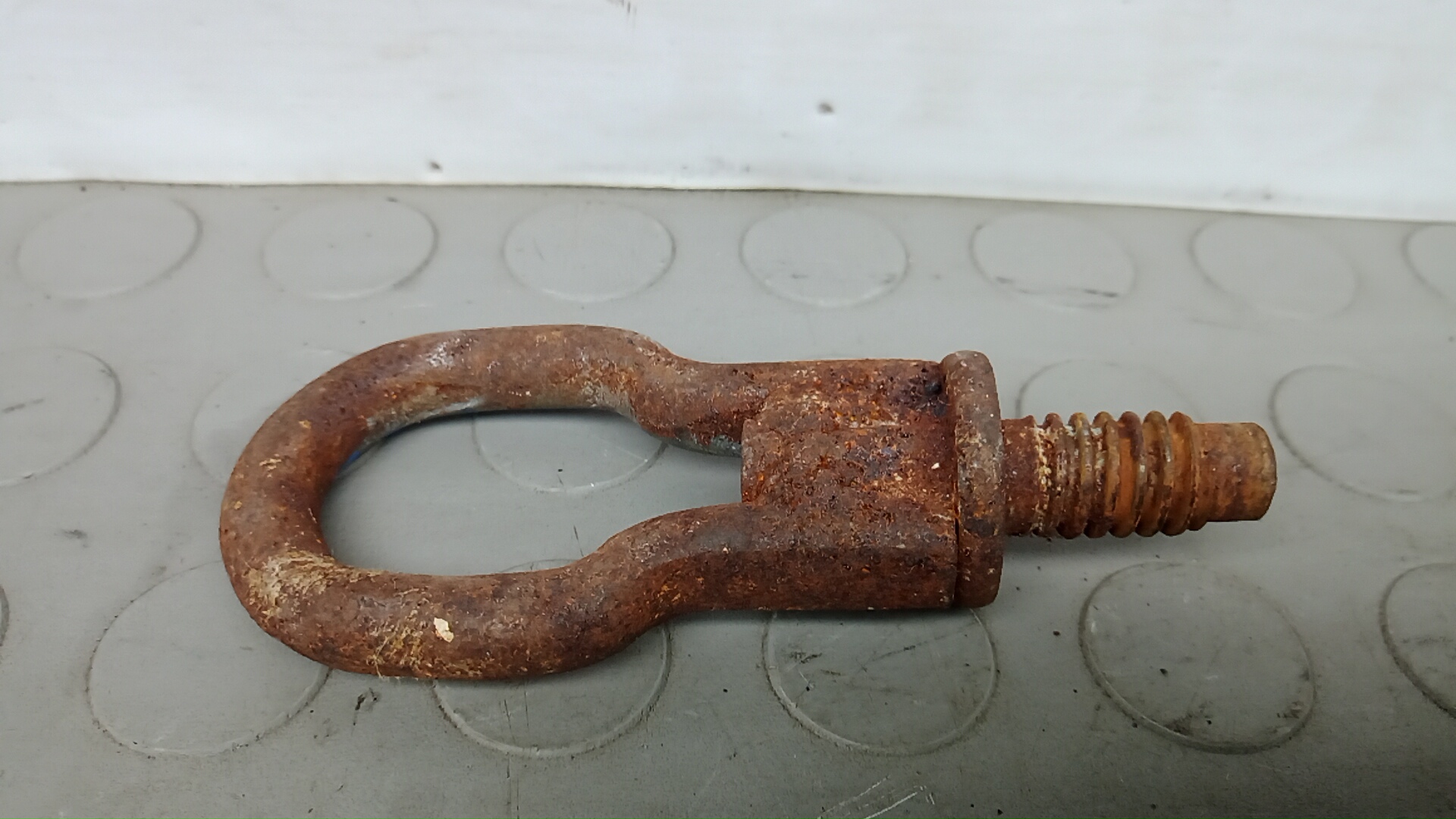 Крюк буксировочный