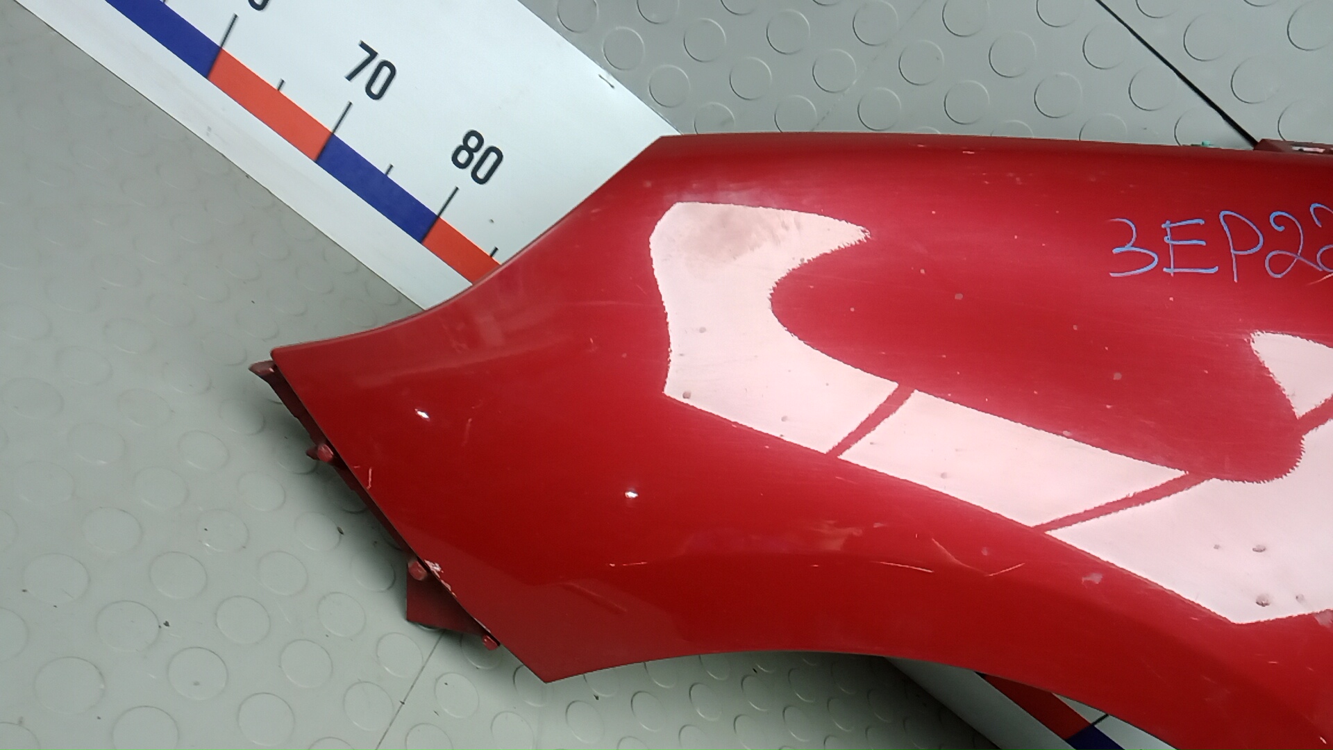 Крыло переднее левое