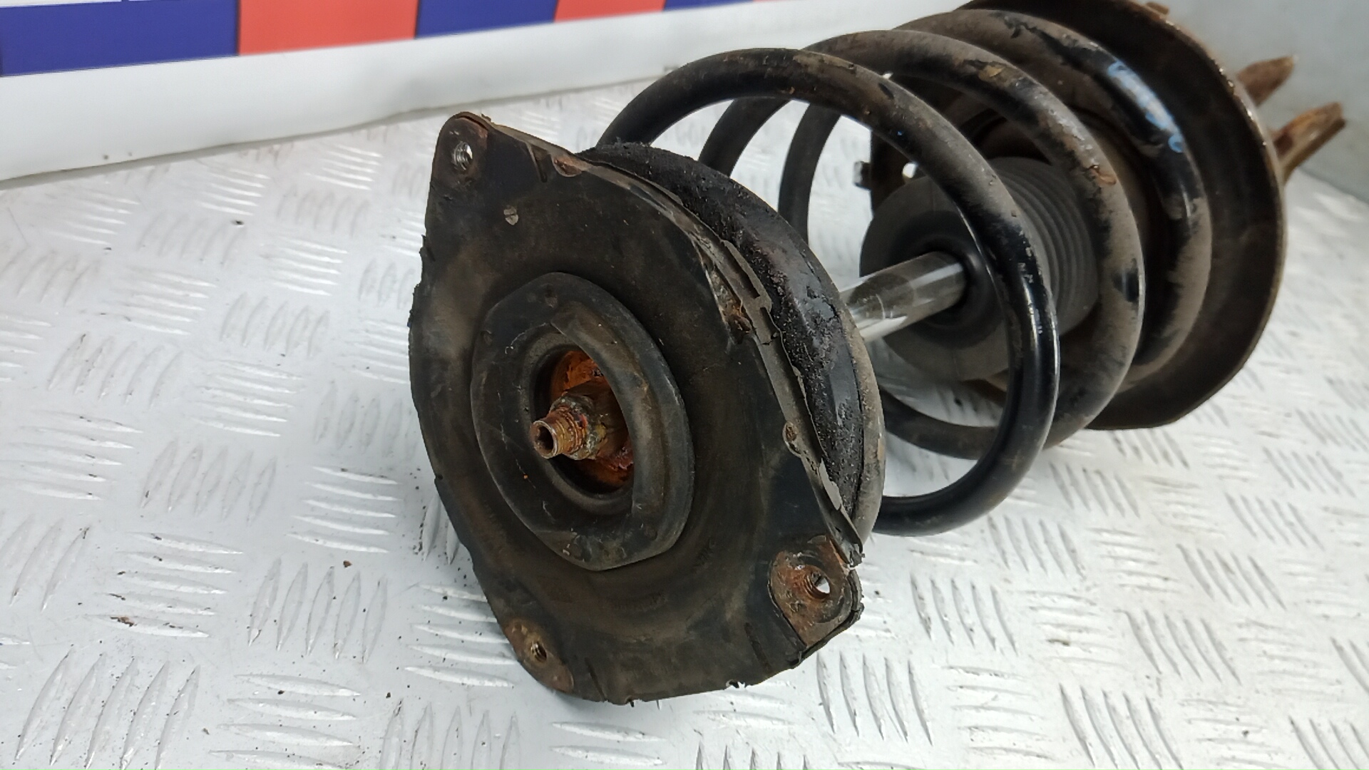 Амортизатор передний левый