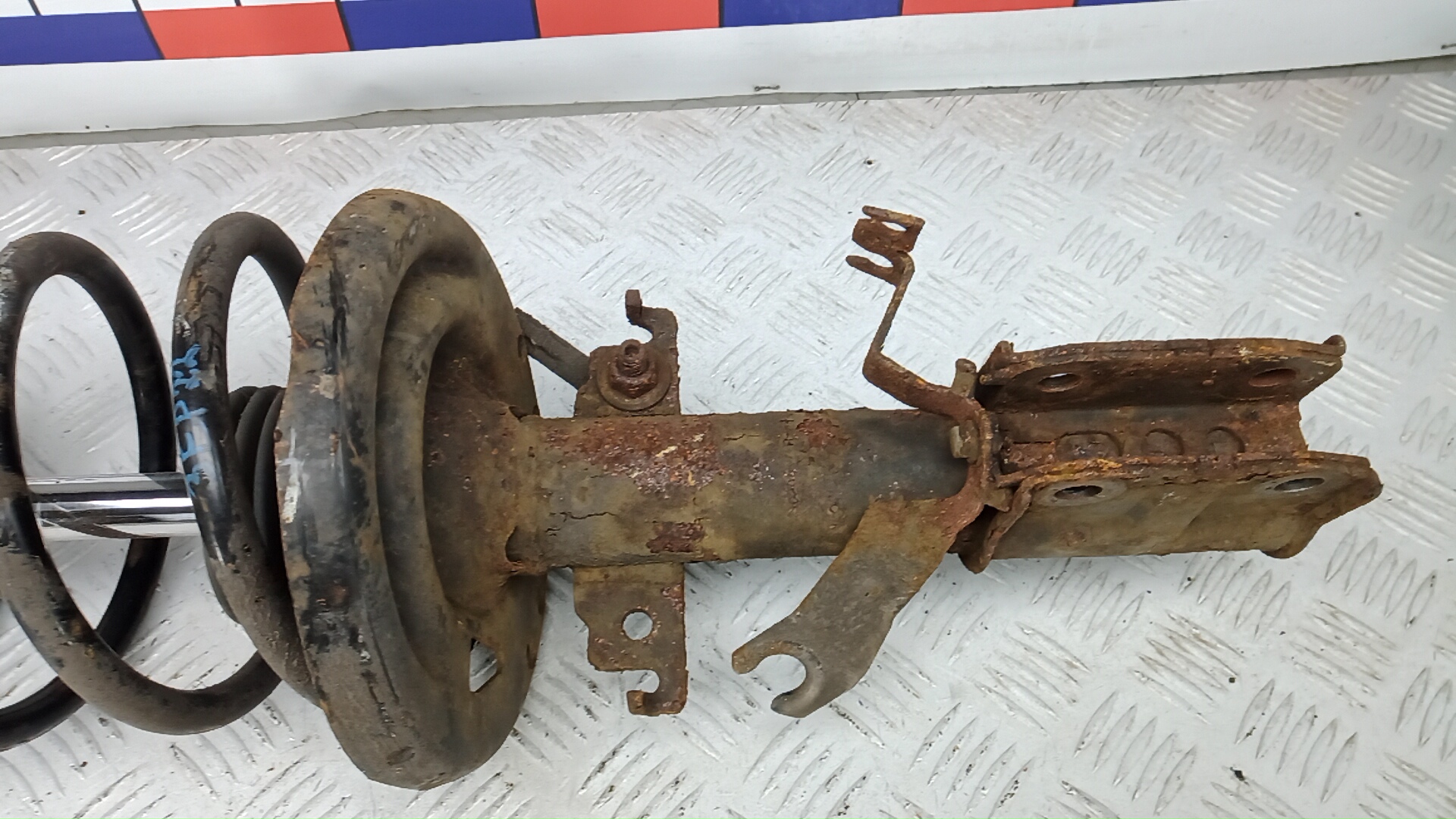 Амортизатор передний левый