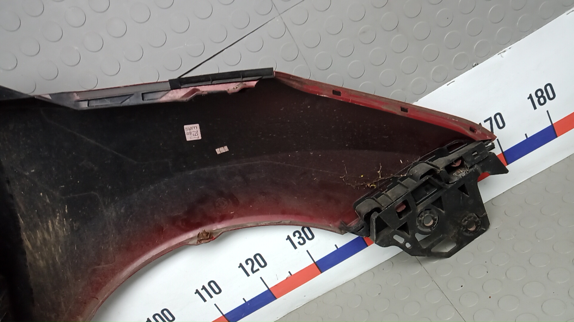 Крыло переднее левое