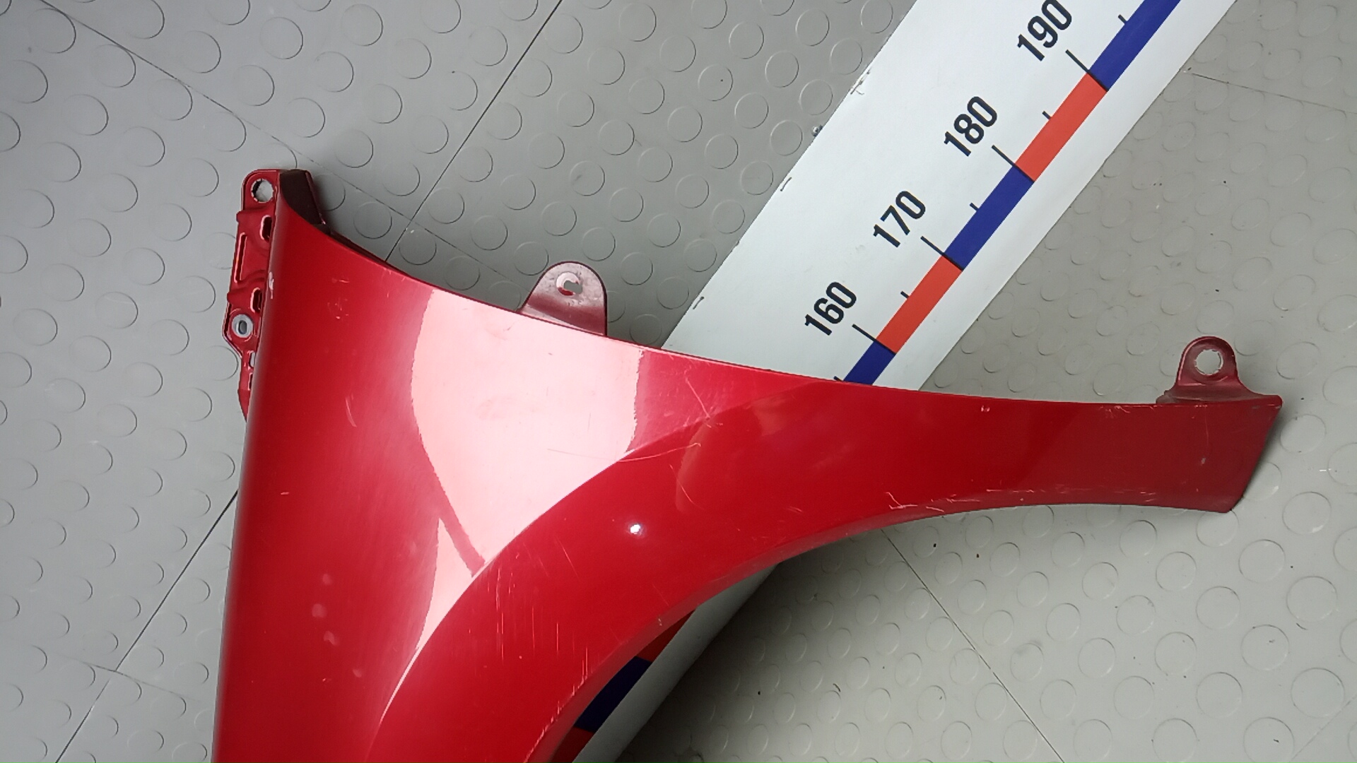 Крыло переднее левое