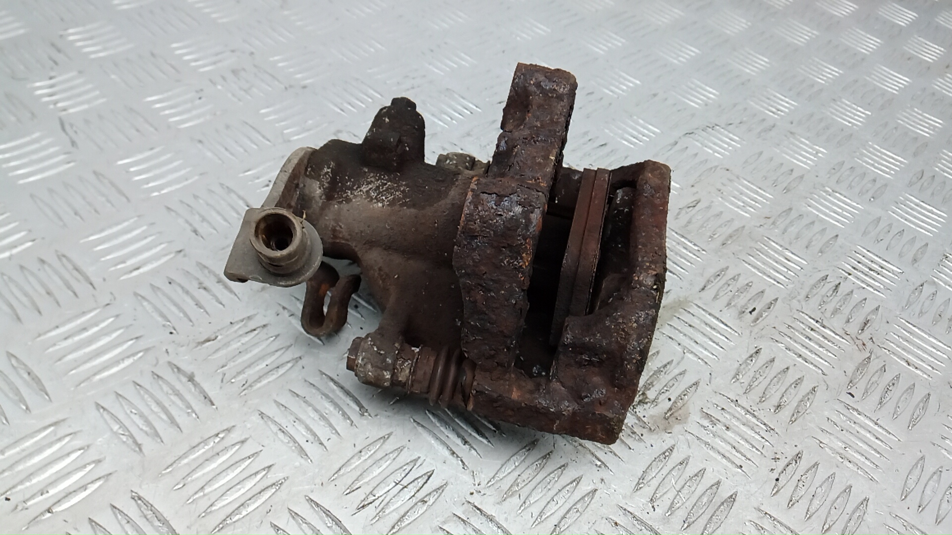 Суппорт задний левый