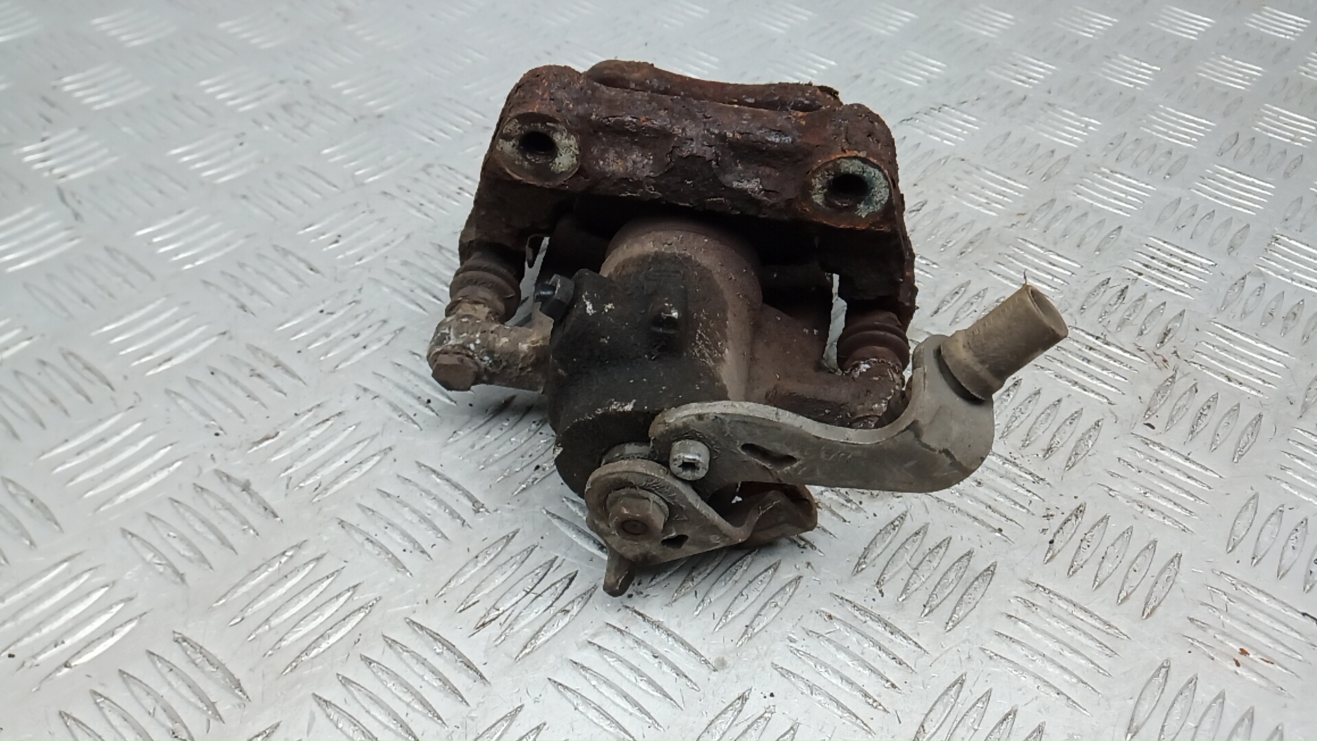 Суппорт задний левый