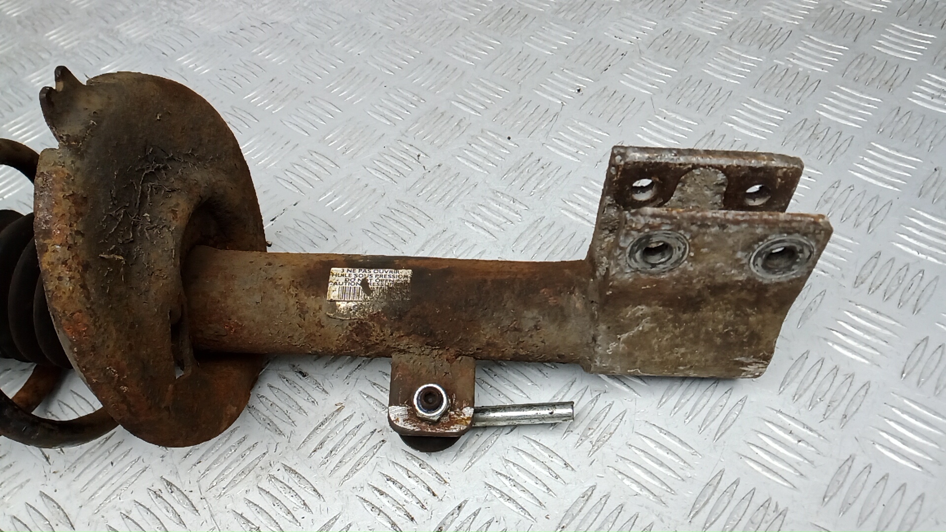 Амортизатор передний правый