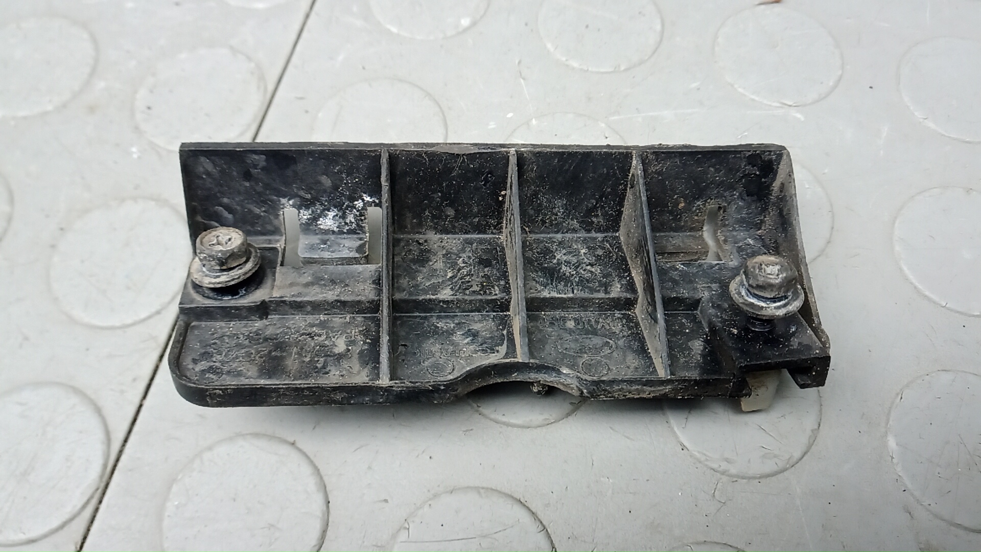 Кронштейн переднего бампера